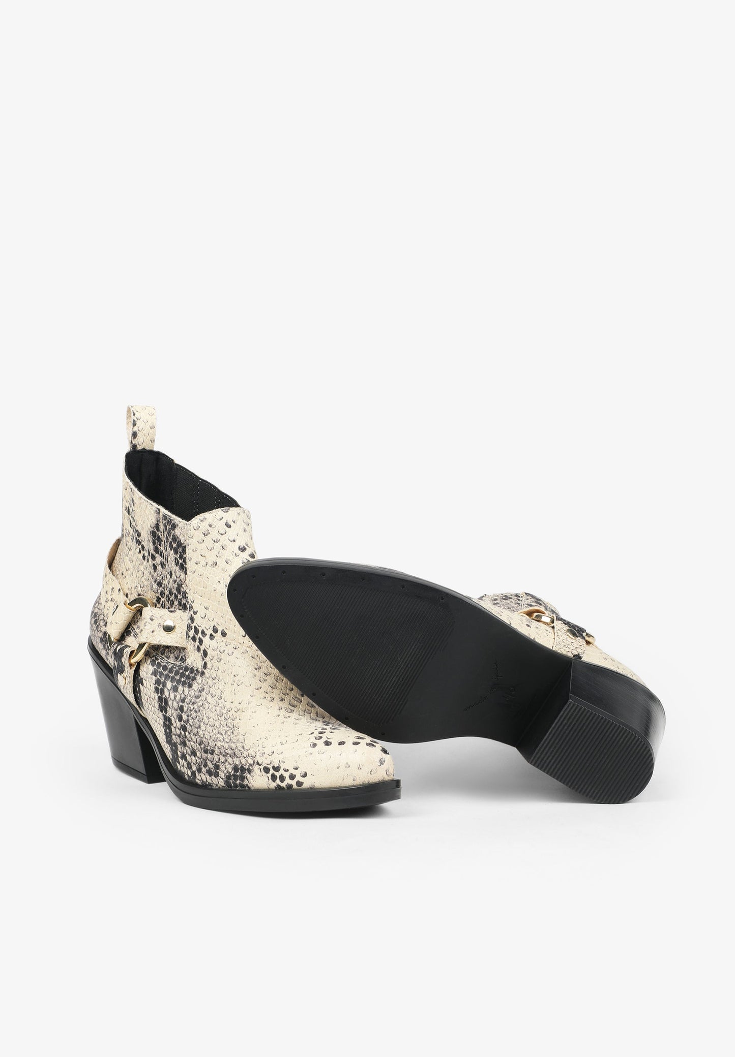 BOTIM DE PELE COM ARO DE METAL