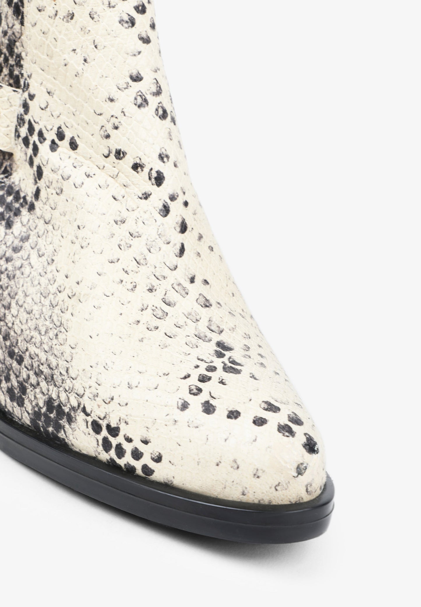 BOTIM DE PELE COM ARO DE METAL