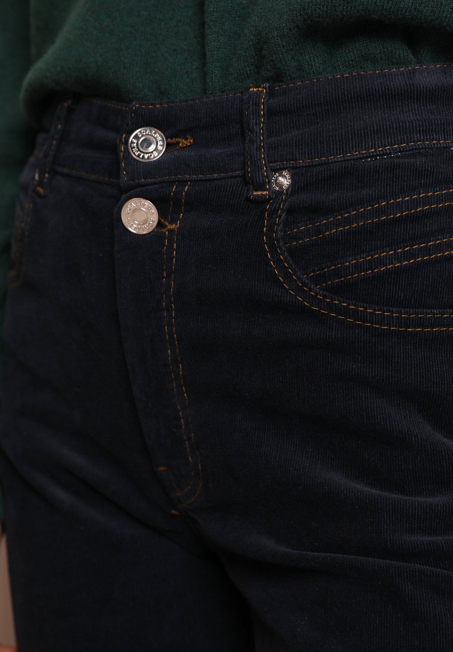 CALÇAS BOCA DE SINO COM DUPLO BOTÃO