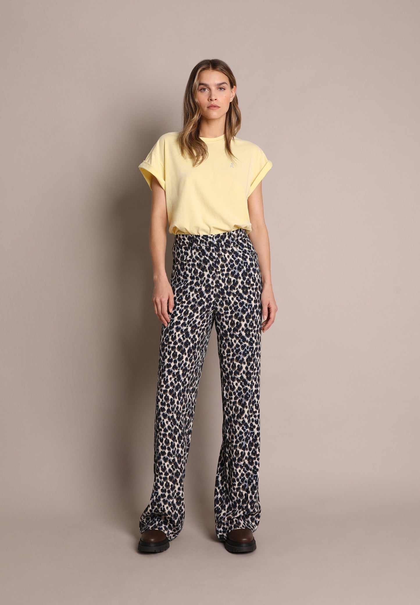 T-SHIRT COM LOGÓTIPO BORDADO