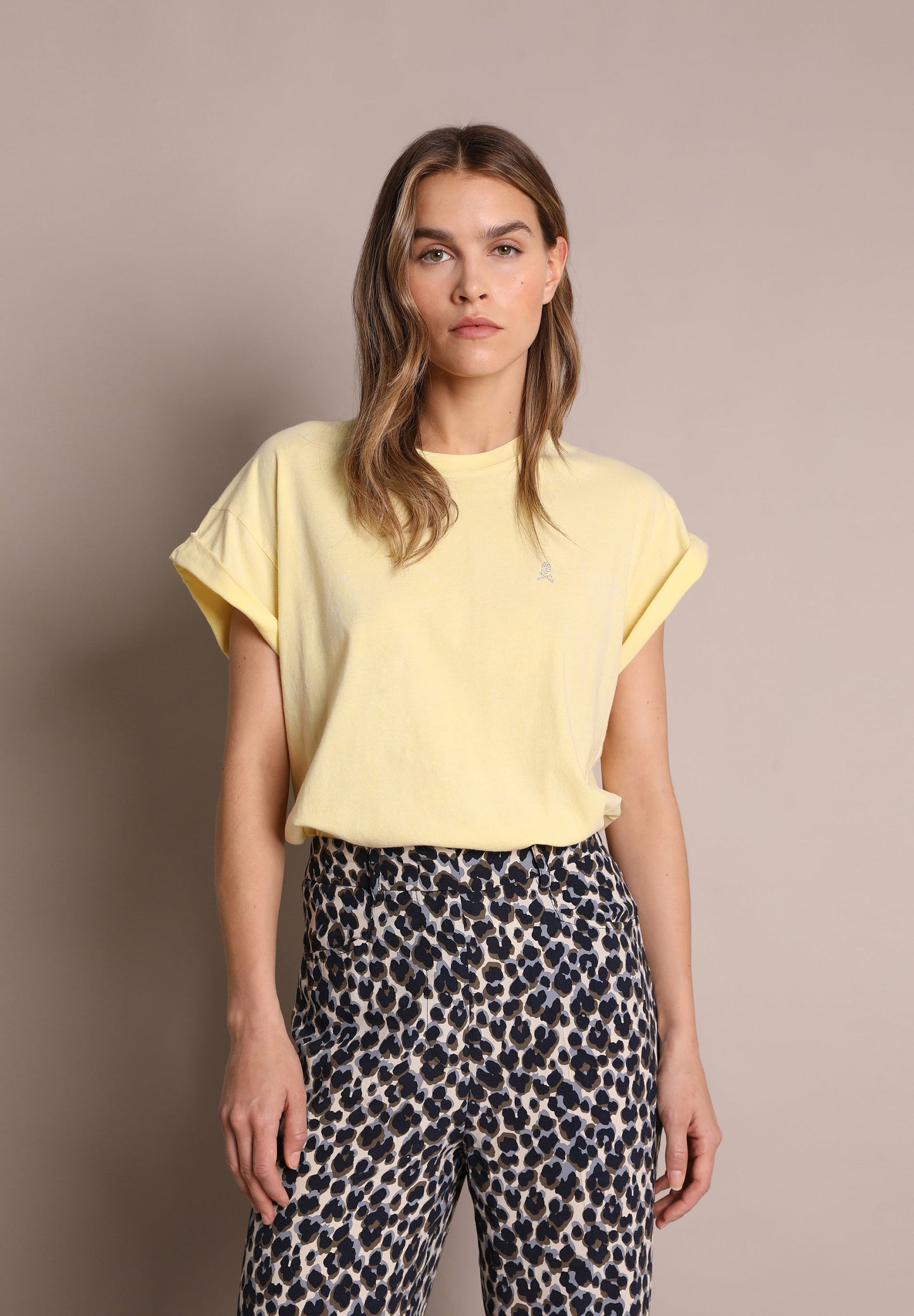 T-SHIRT COM LOGÓTIPO BORDADO