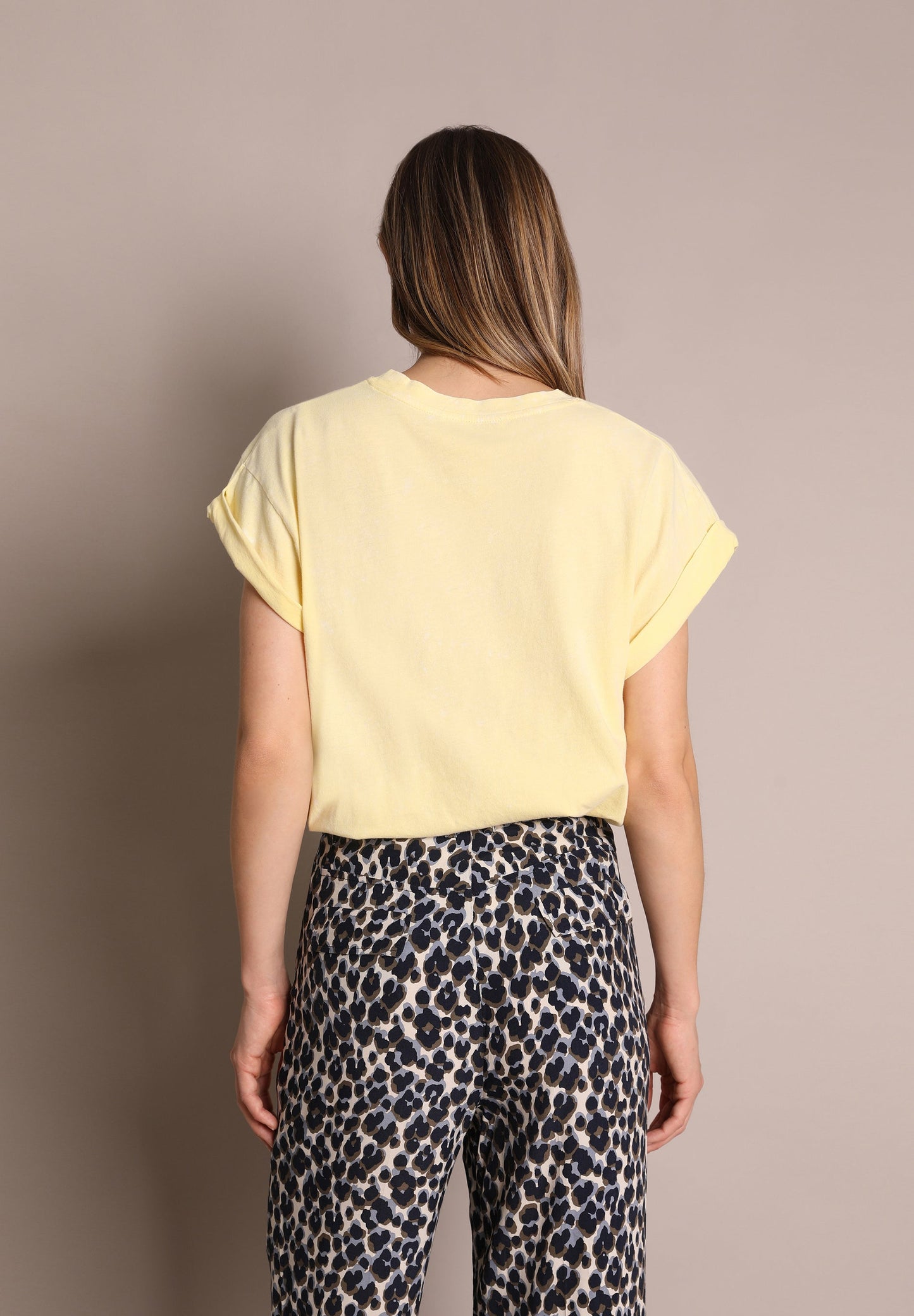 T-SHIRT COM LOGÓTIPO BORDADO