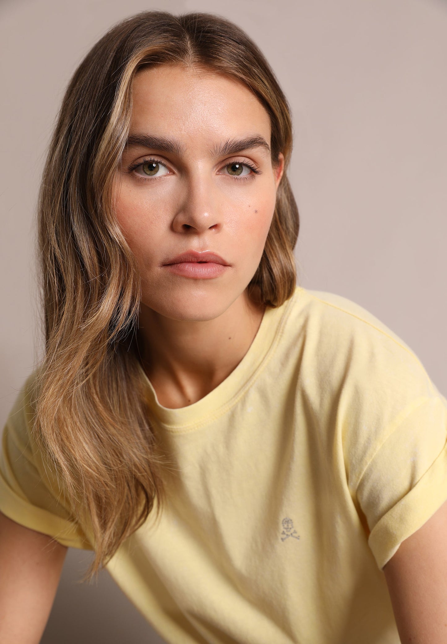 T-SHIRT COM LOGÓTIPO BORDADO