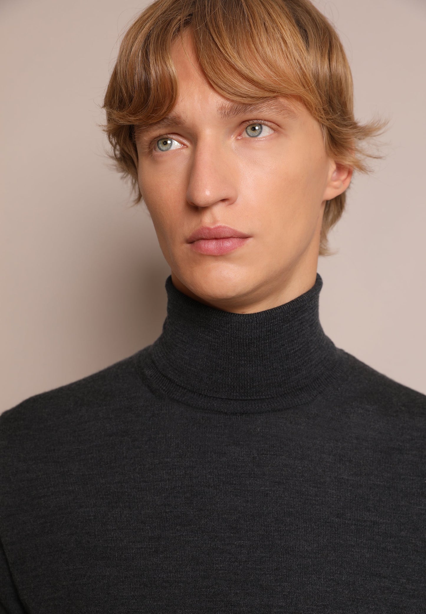 SWEATER GOLA ENROLADA LOGO LÃ