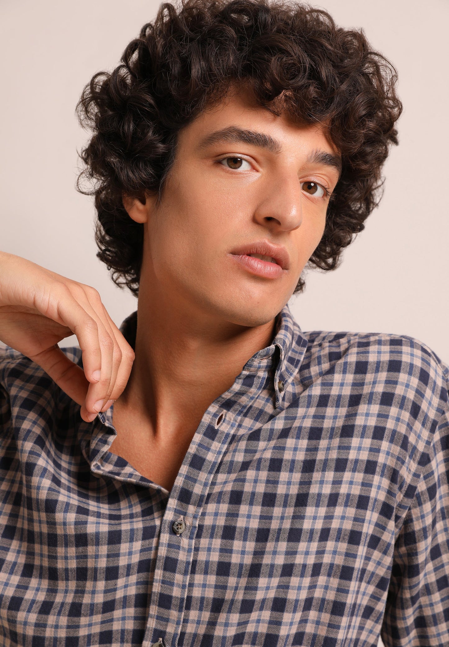 CAMISA DE XADREZ COM DECOTE DE BOTÕES