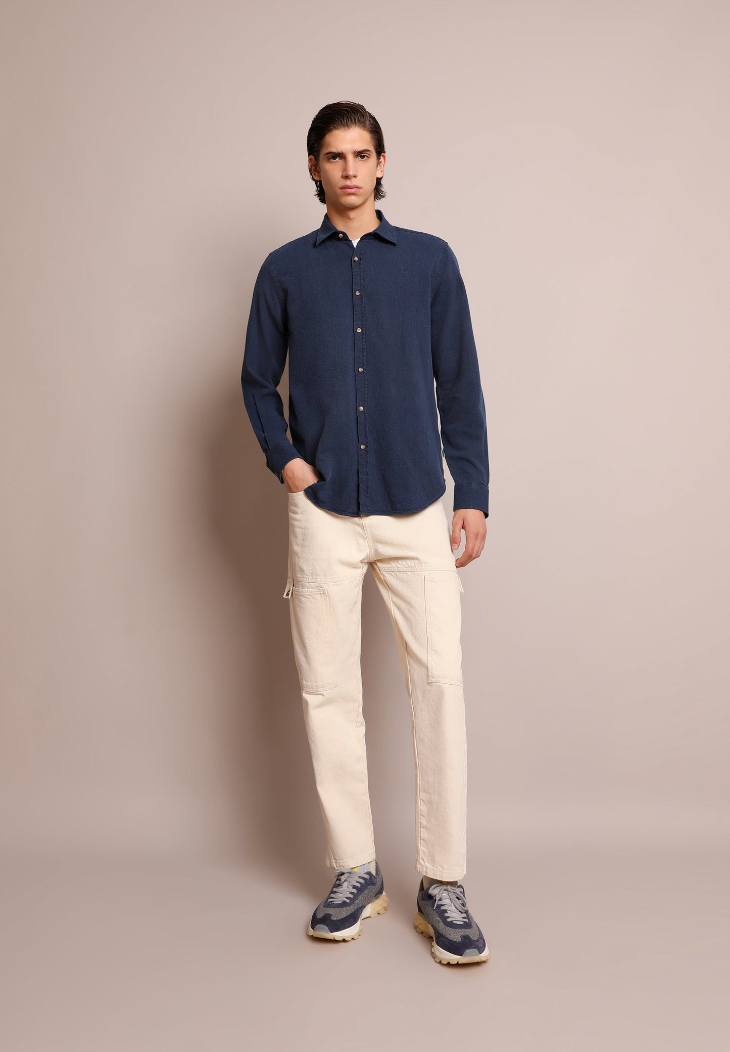 CAMISA DE GANGA COM LOGÓTIPO NO TOM