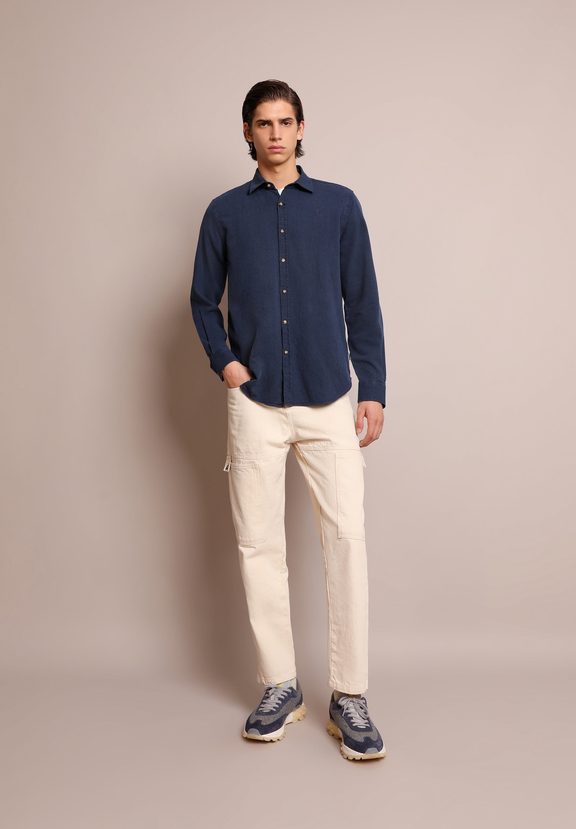 CAMISA DE GANGA COM LOGÓTIPO NO TOM