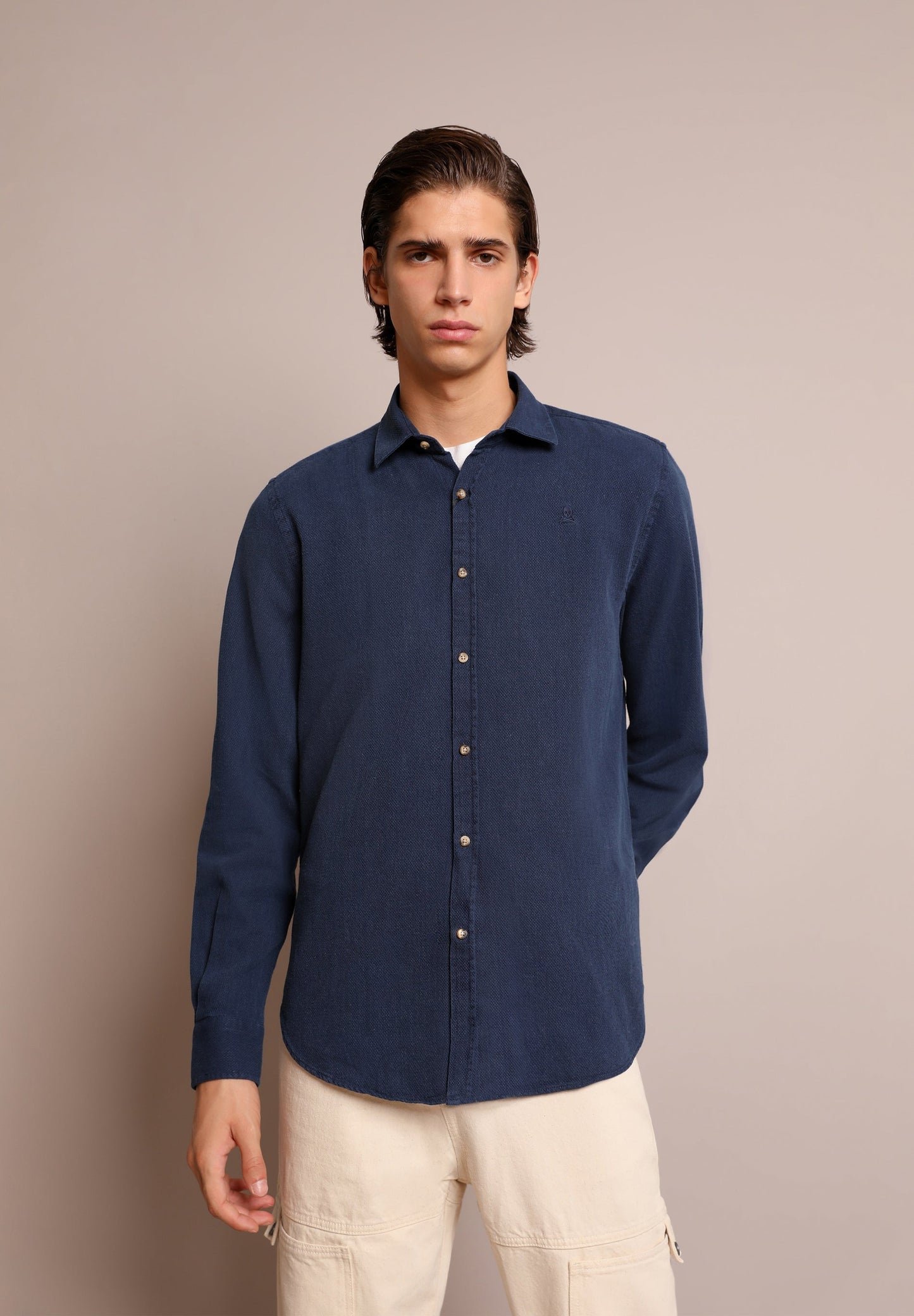 CAMISA DE GANGA COM LOGÓTIPO NO TOM