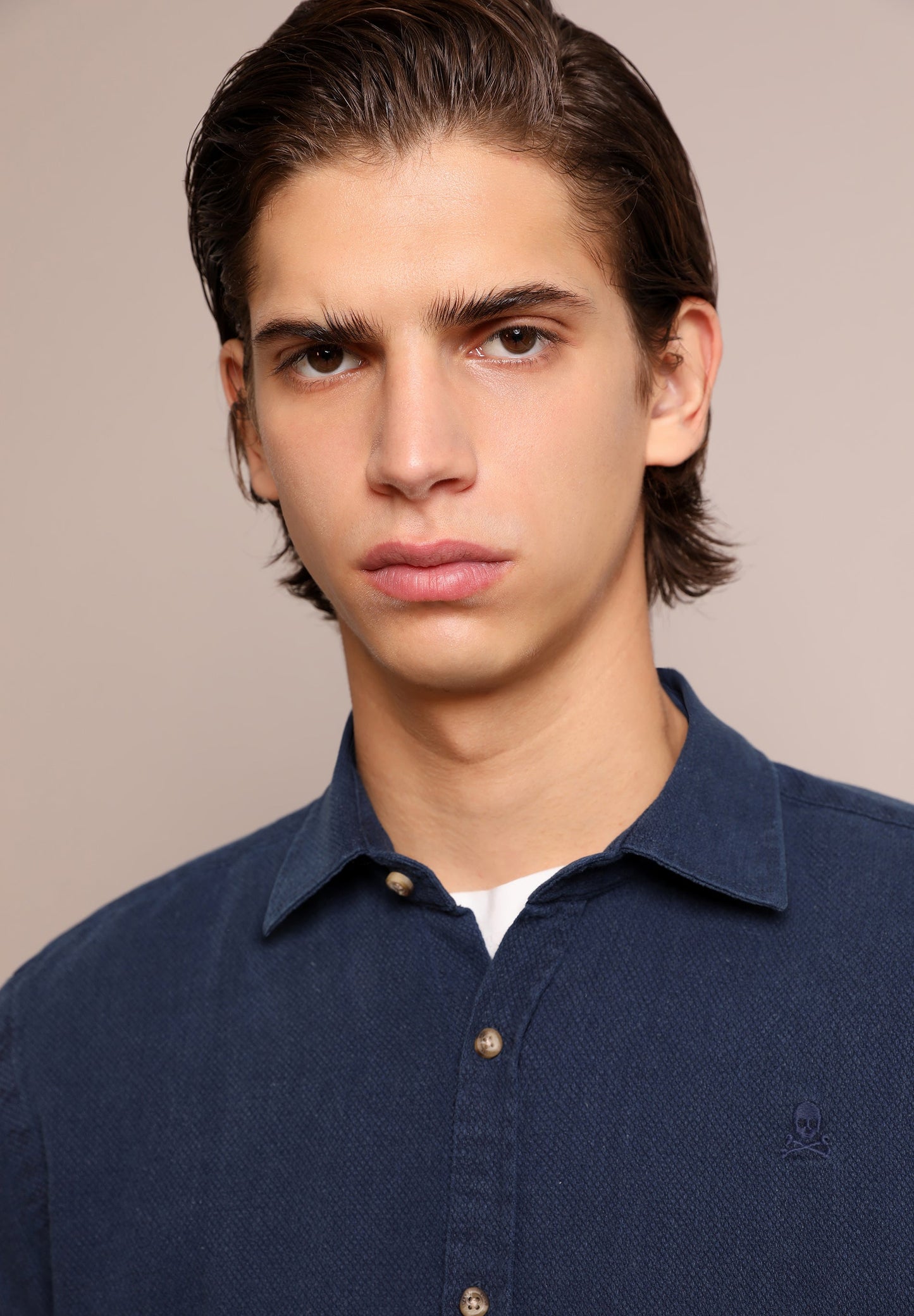 CAMISA DE GANGA COM LOGÓTIPO NO TOM