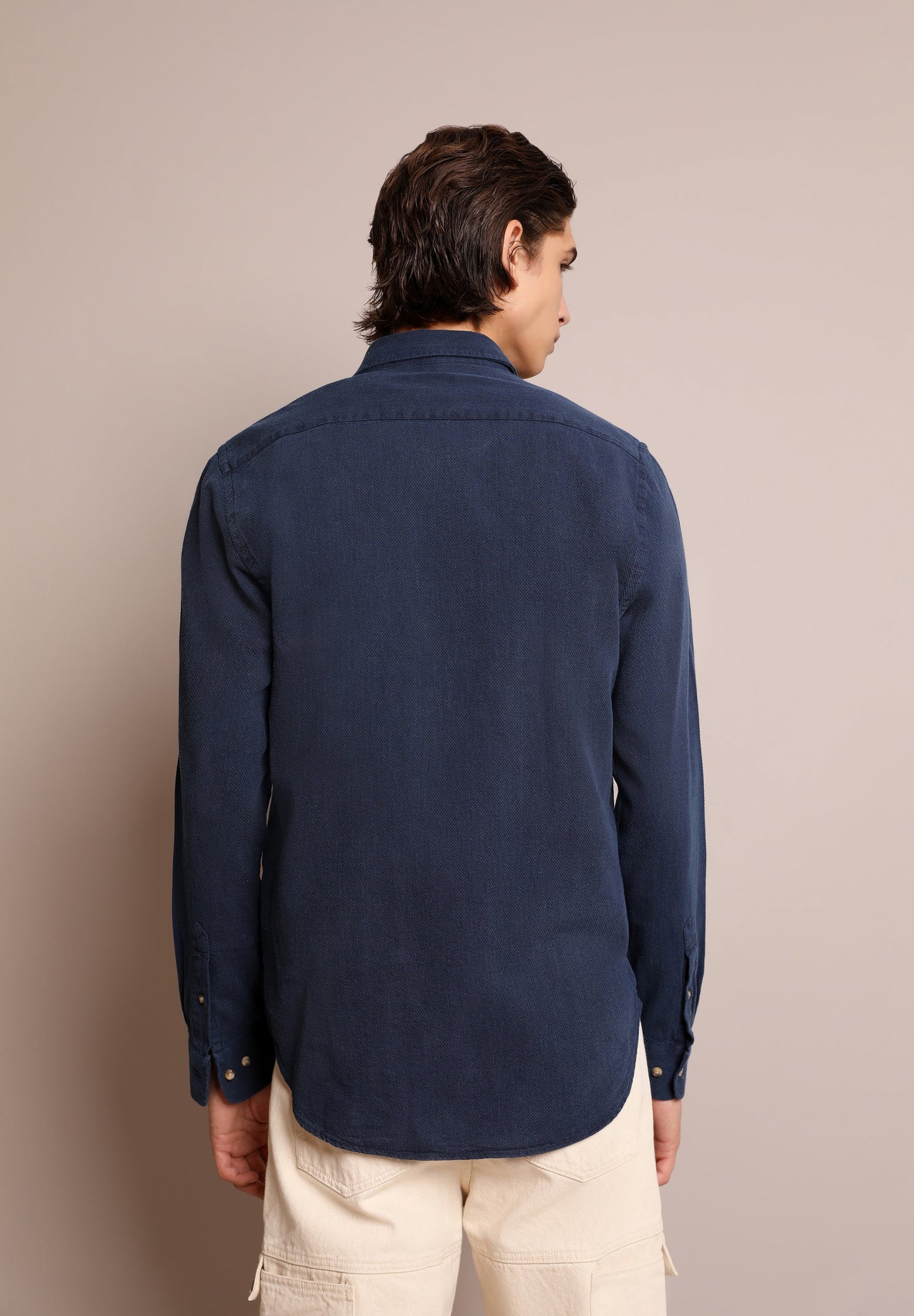 CAMISA DE GANGA COM LOGÓTIPO NO TOM