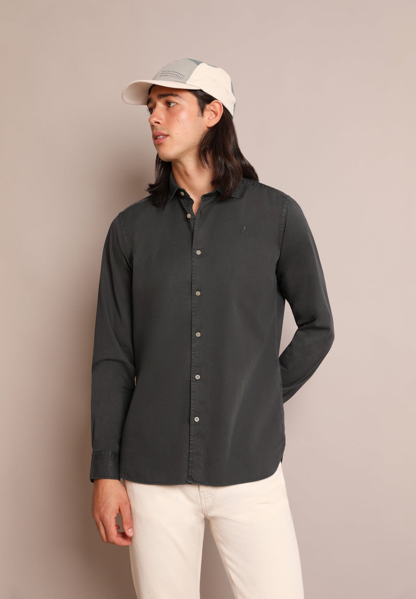 CAMISA DESBOTADA COM LOGÓTIPO