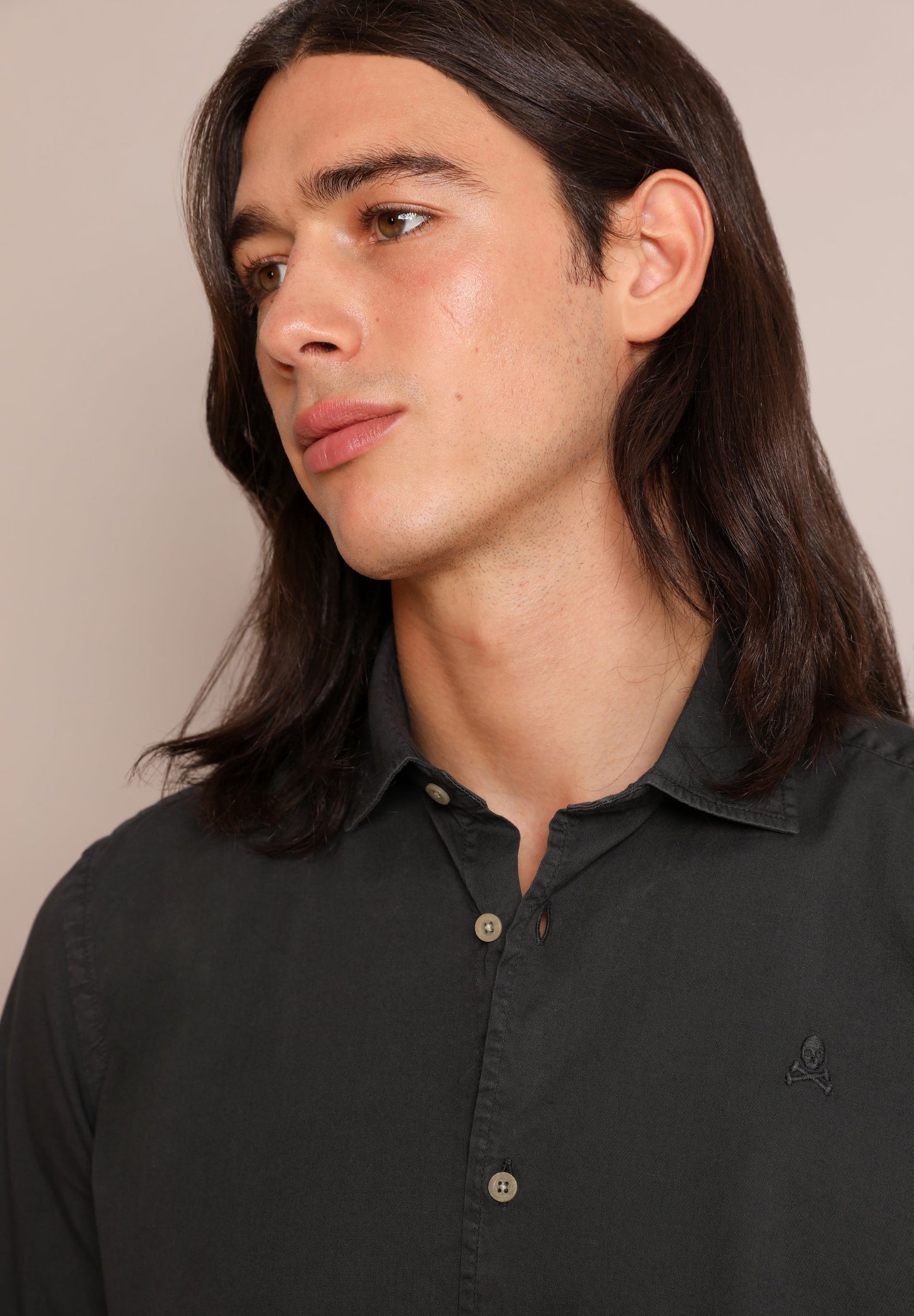 CAMISA DESBOTADA COM LOGÓTIPO