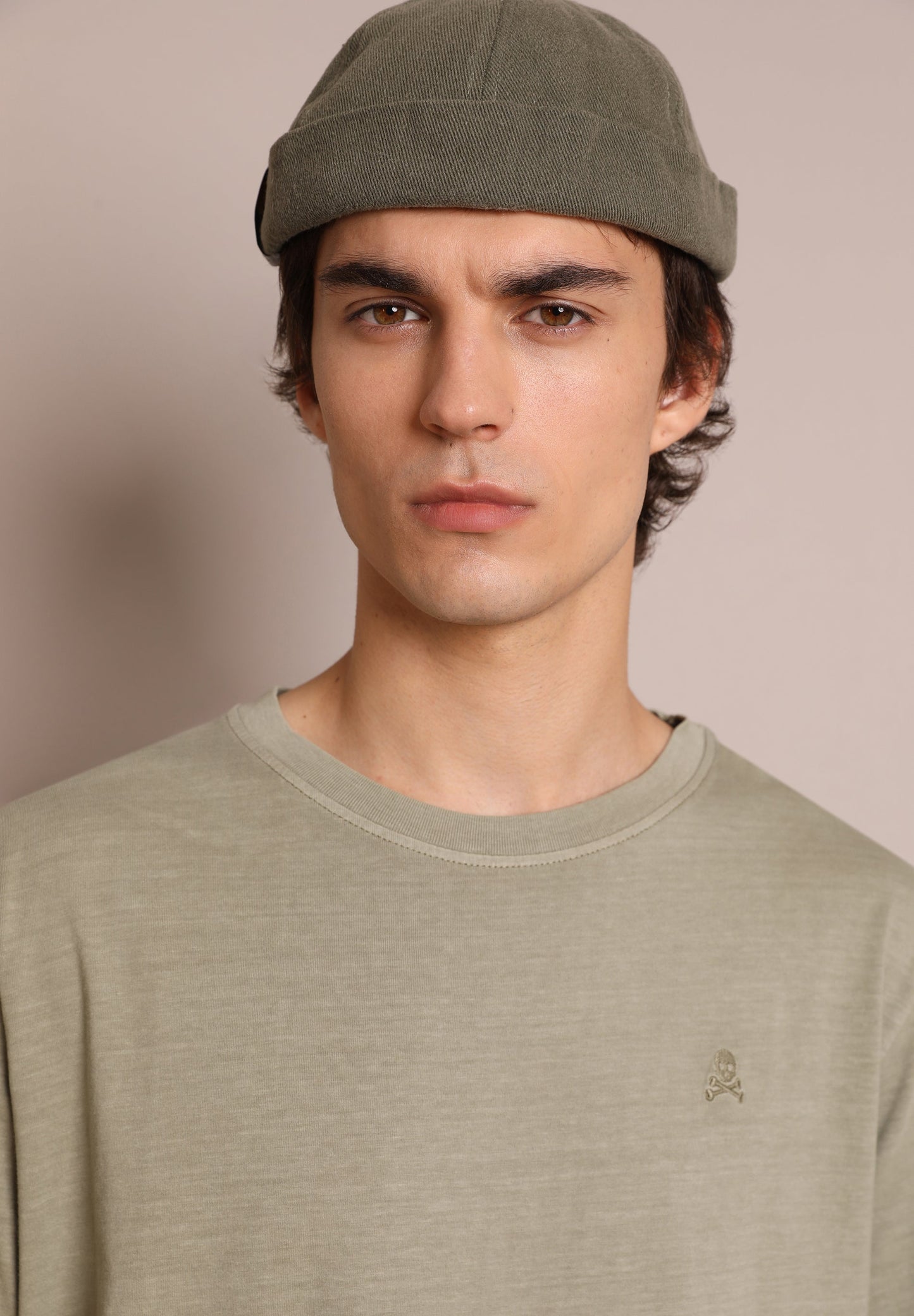 T-SHIRT BÁSICA COM LOGÓTIPO
