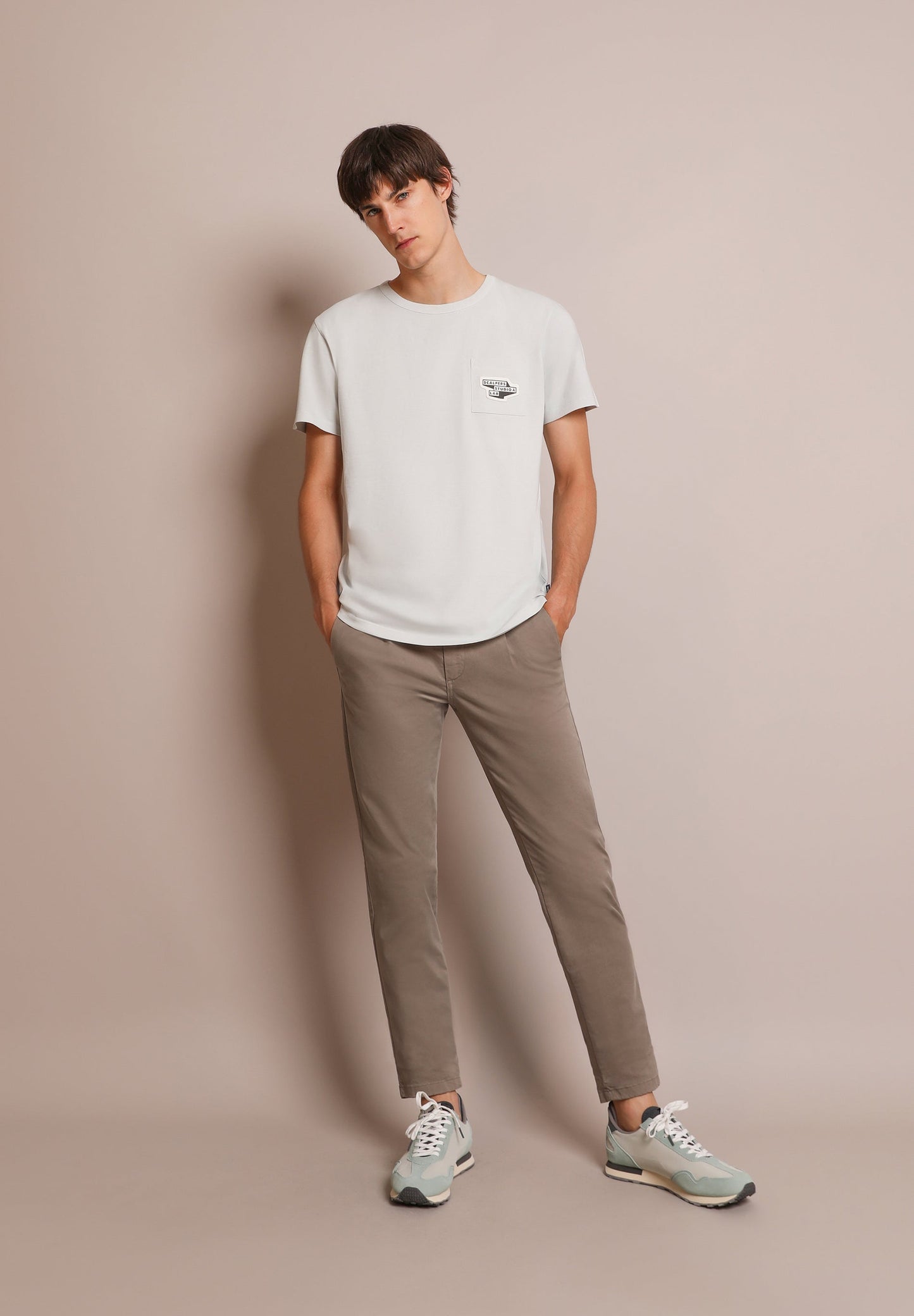 T-SHIRT COM BOLSO E REMENDO
