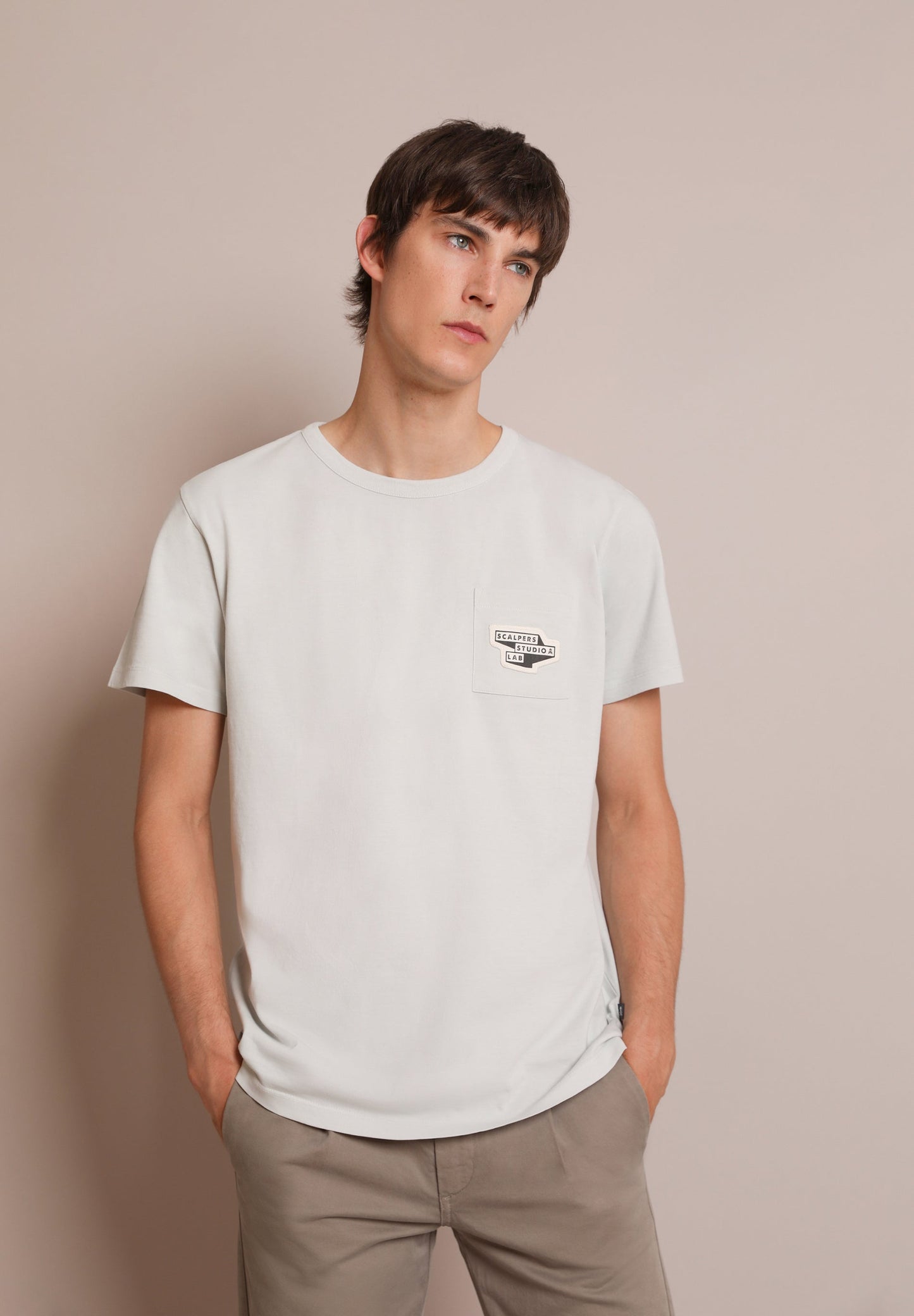 T-SHIRT COM BOLSO E REMENDO
