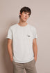 T-SHIRT COM BOLSO E REMENDO