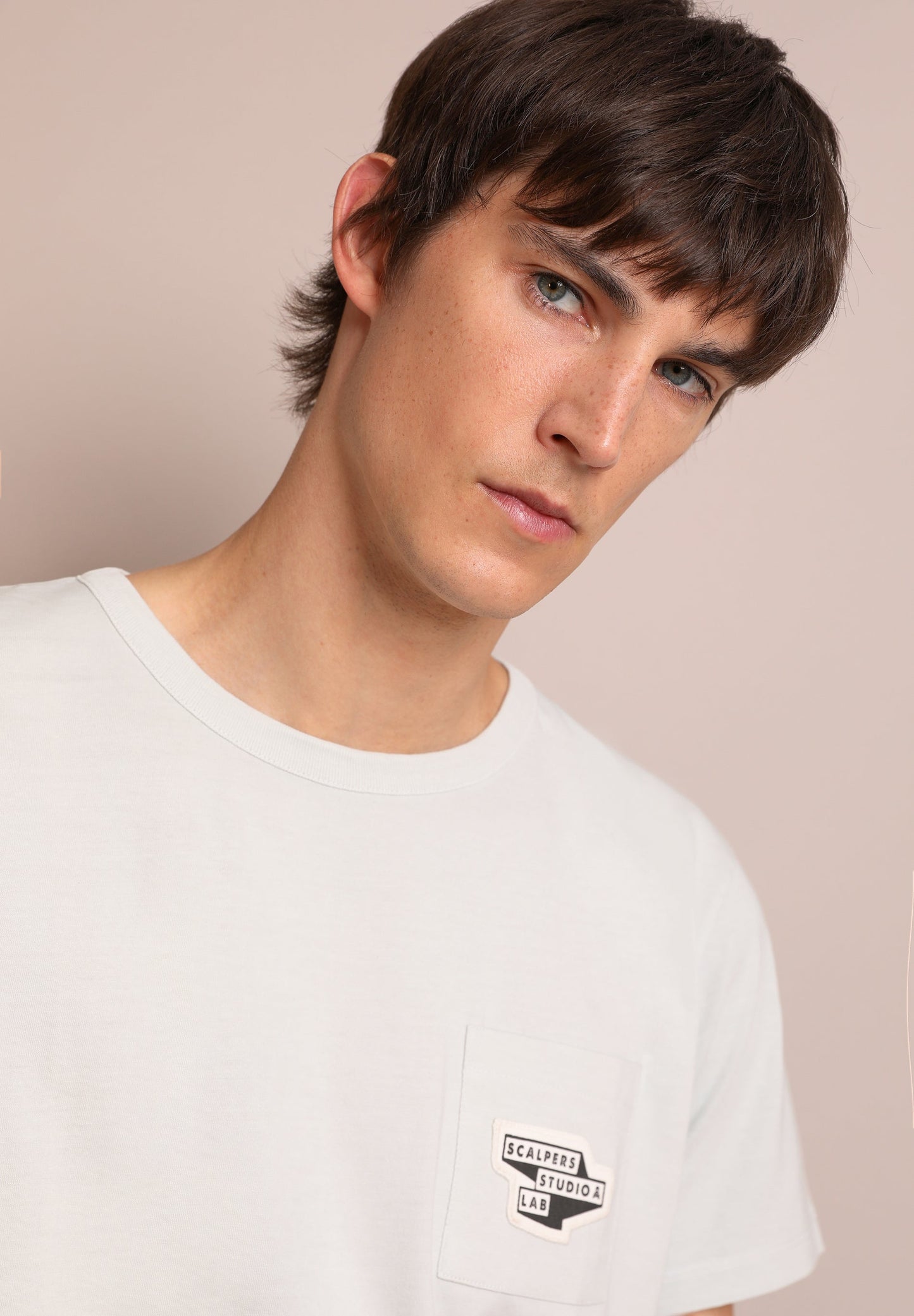 T-SHIRT COM BOLSO E REMENDO