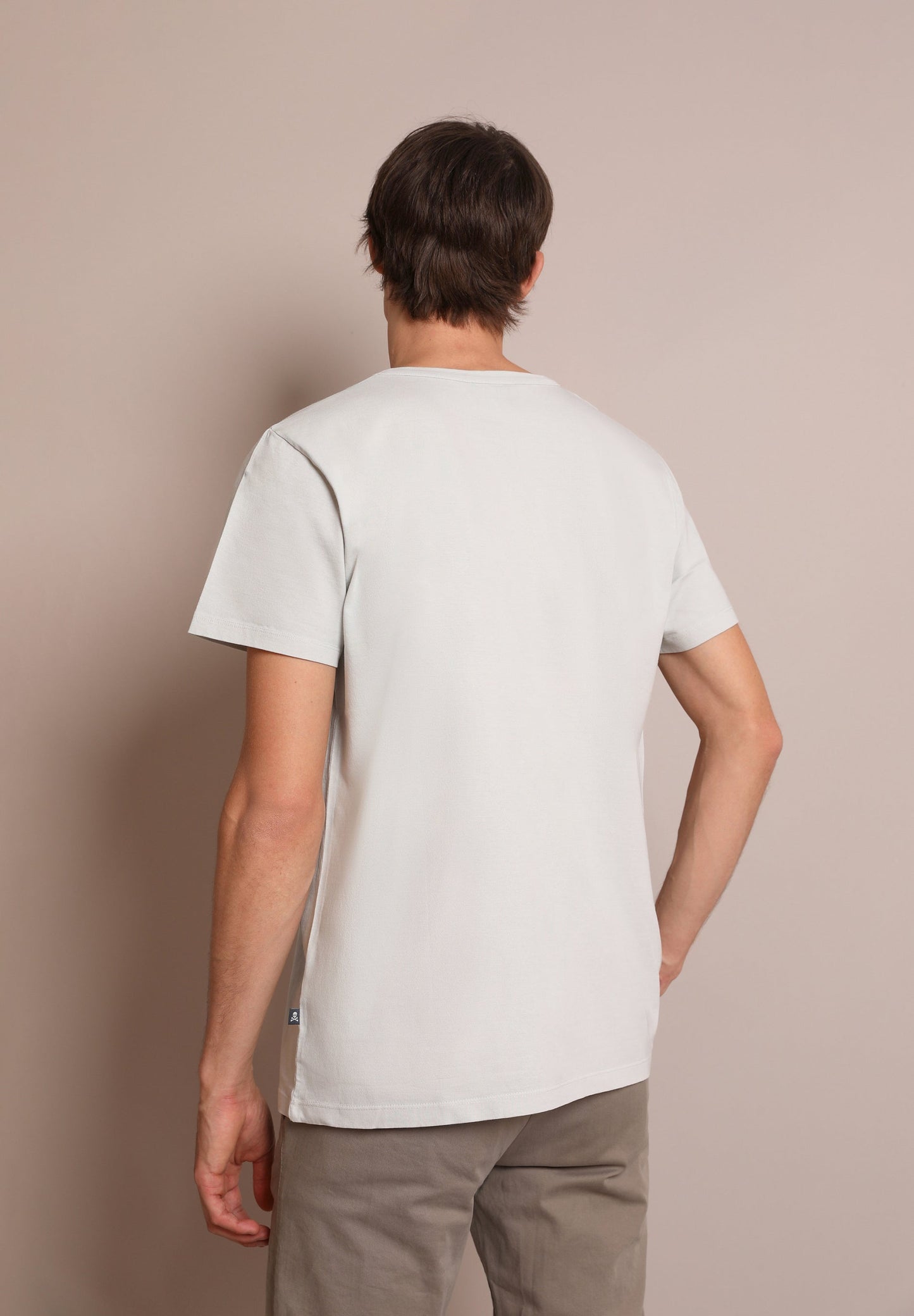 T-SHIRT COM BOLSO E REMENDO