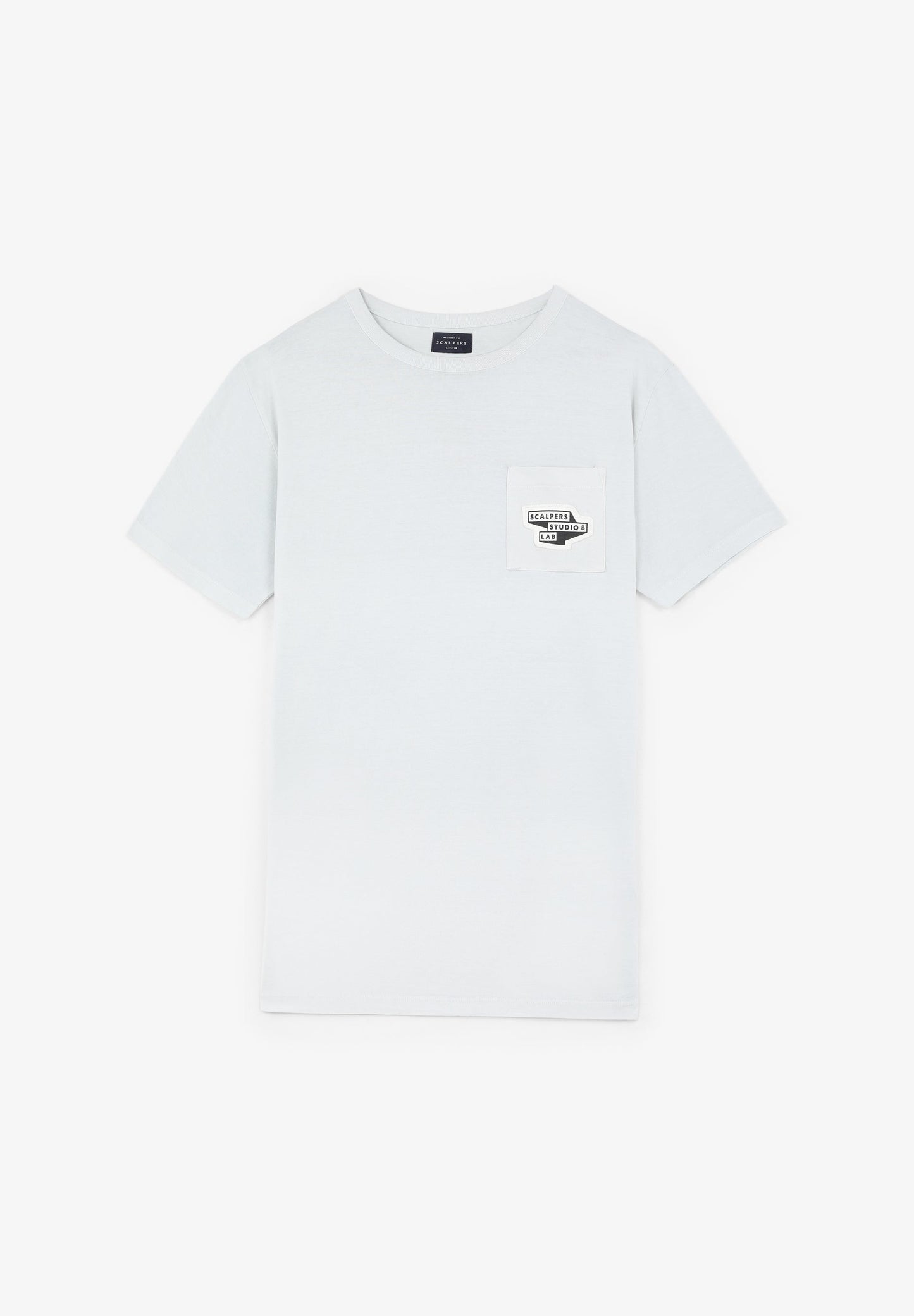 T-SHIRT COM BOLSO E REMENDO