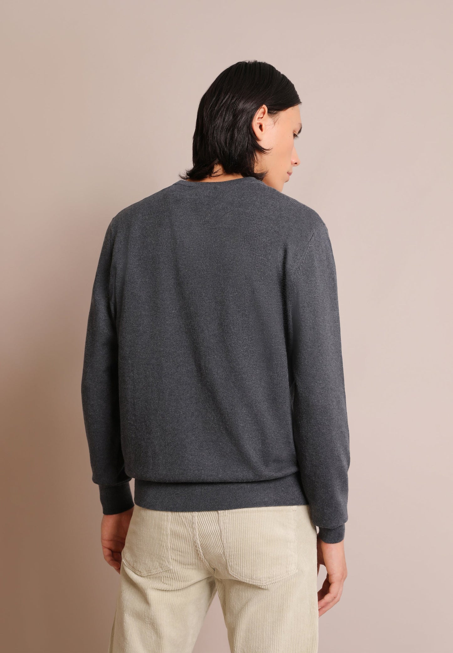 SWEATER GOLA EM BICO COM LOGÓTIPO