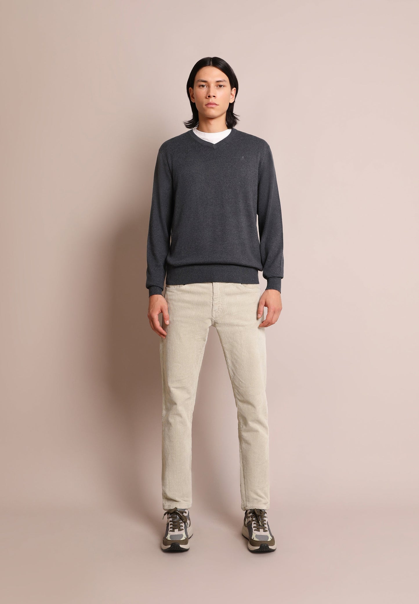 SWEATER GOLA EM BICO COM LOGÓTIPO