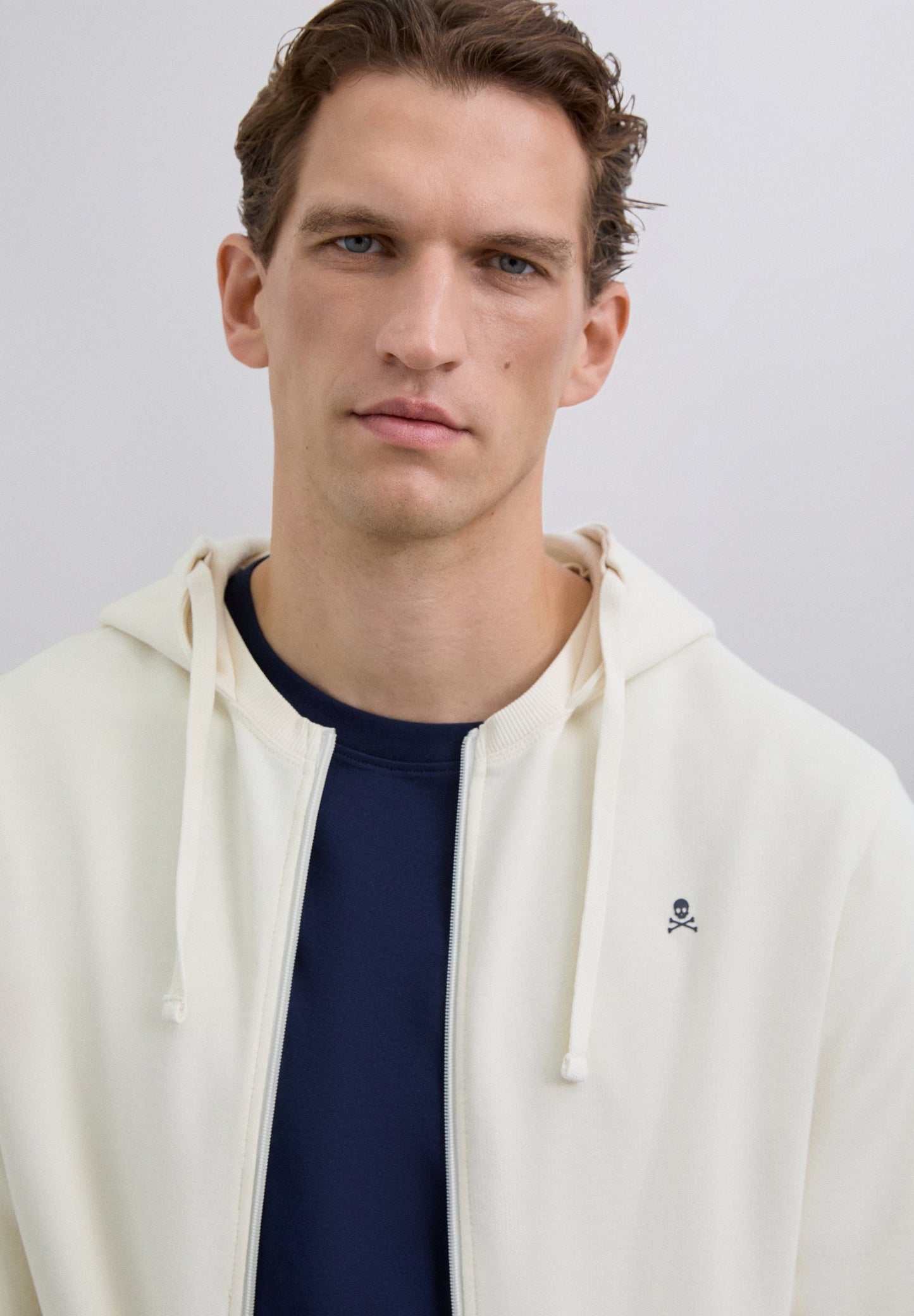 SWEATSHIRT COM CAPUZ COM SKULL EM CONTRASTE