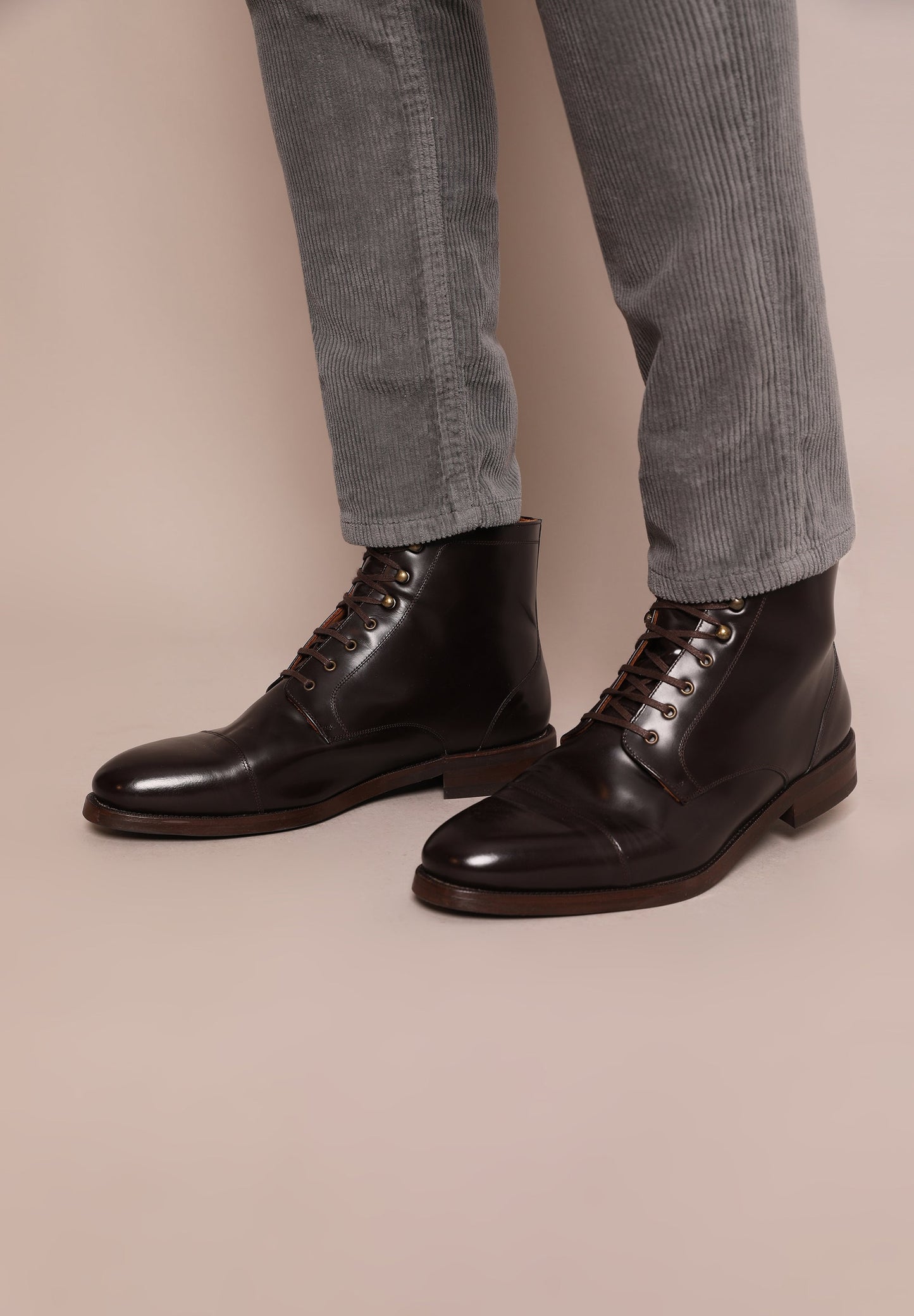 SAPATOS DE PELE COM CORDÕES
