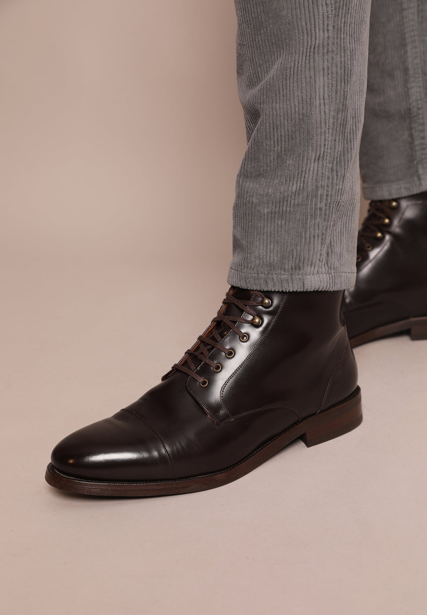 SAPATOS DE PELE COM CORDÕES