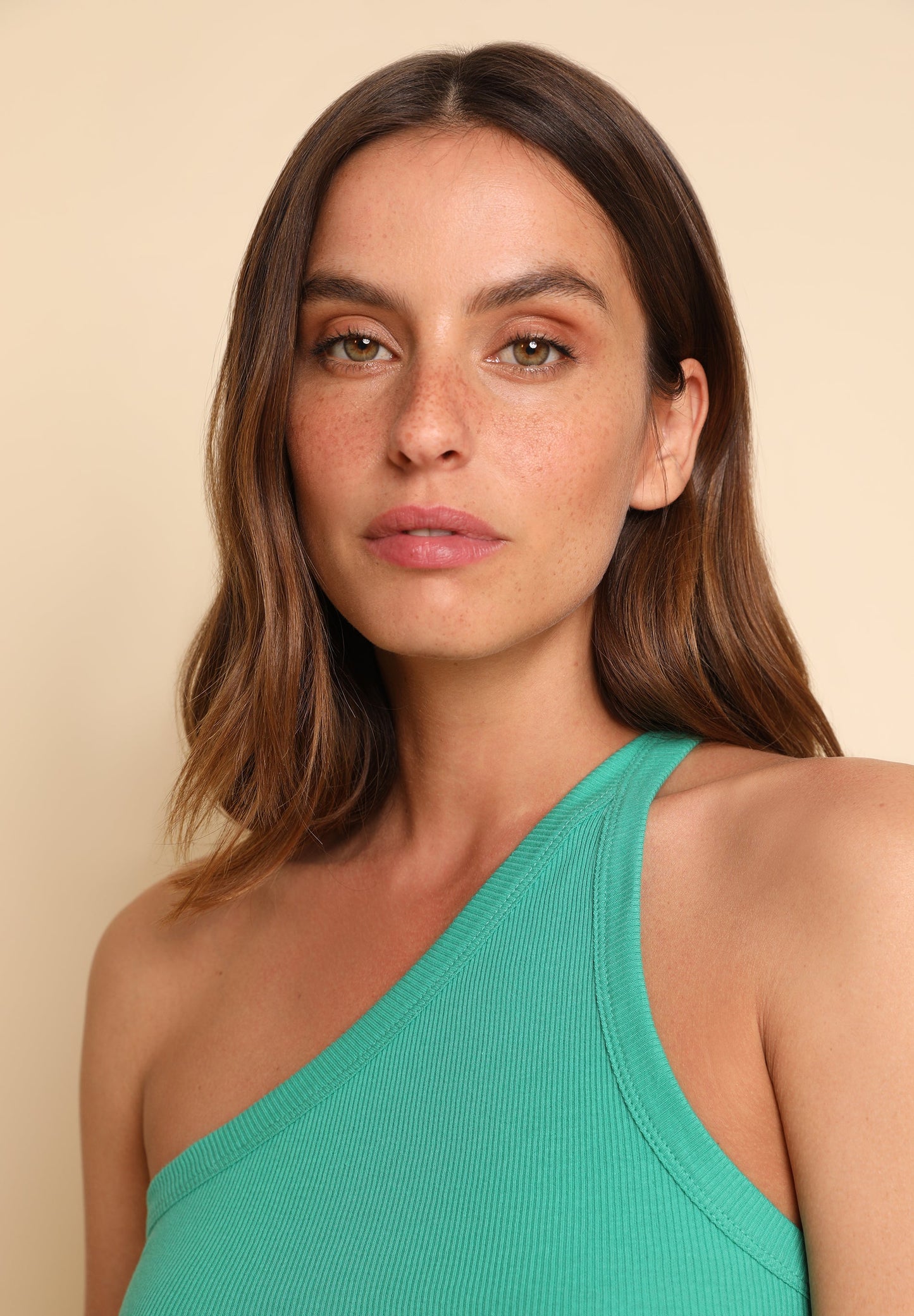 T-SHIRT CANELADA ASSIMÉTRICA