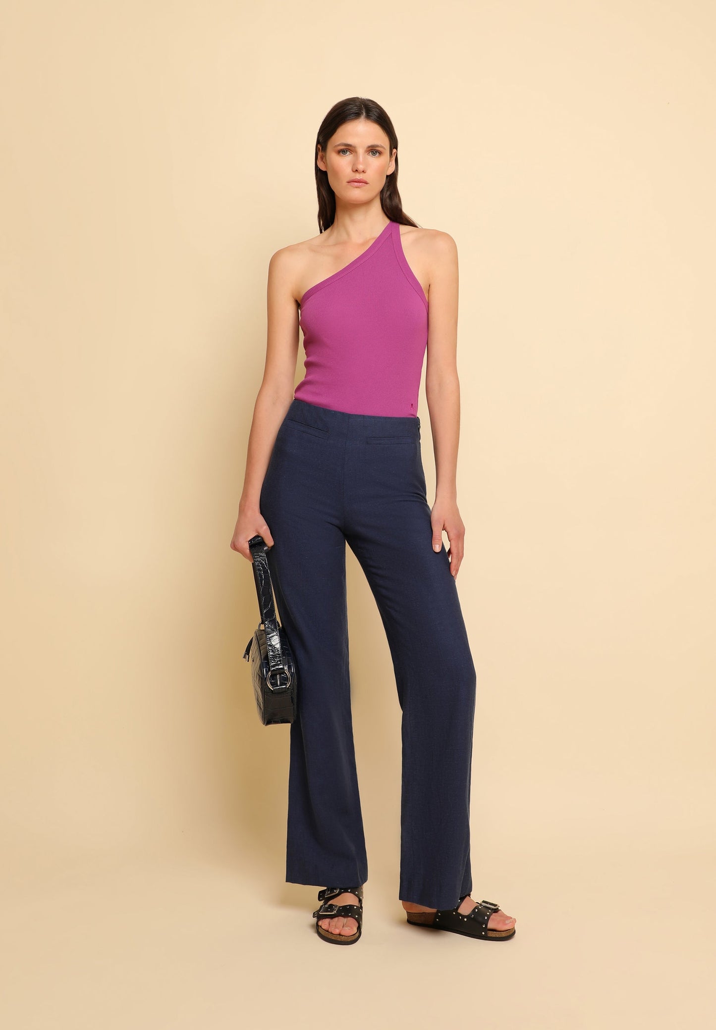 T-SHIRT CANELADA ASSIMÉTRICA