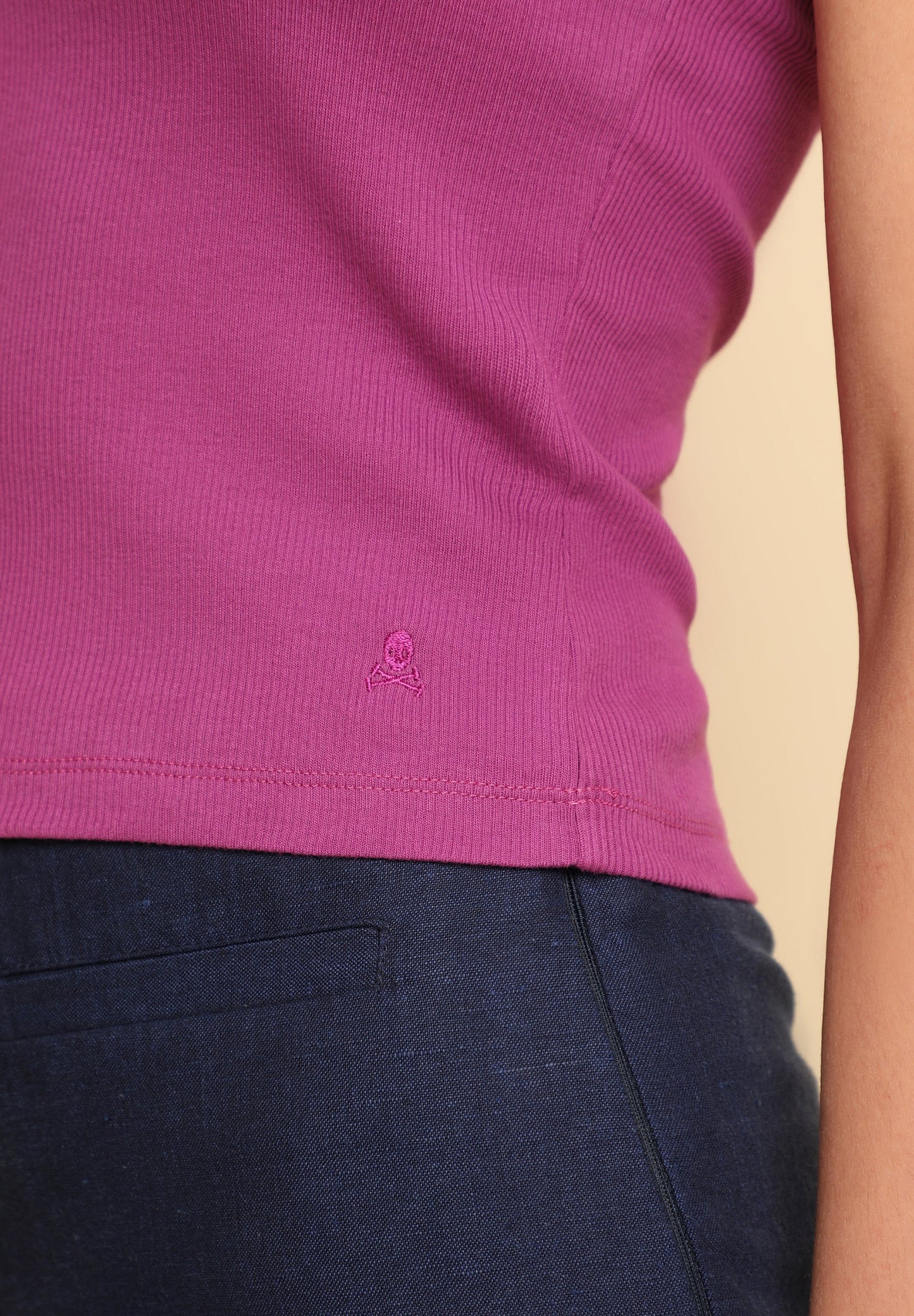 T-SHIRT CANELADA ASSIMÉTRICA