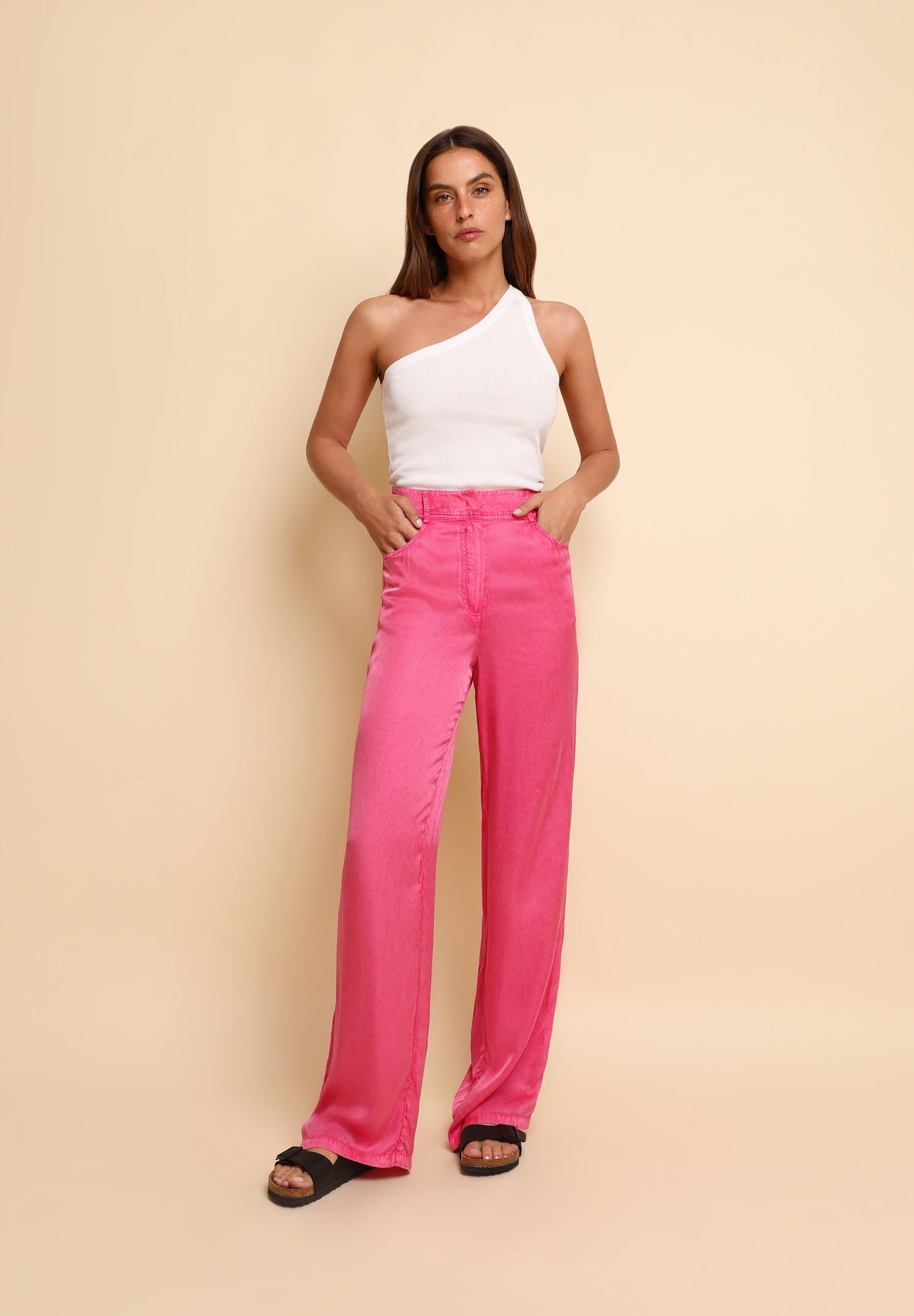 T-SHIRT CANELADA ASSIMÉTRICA