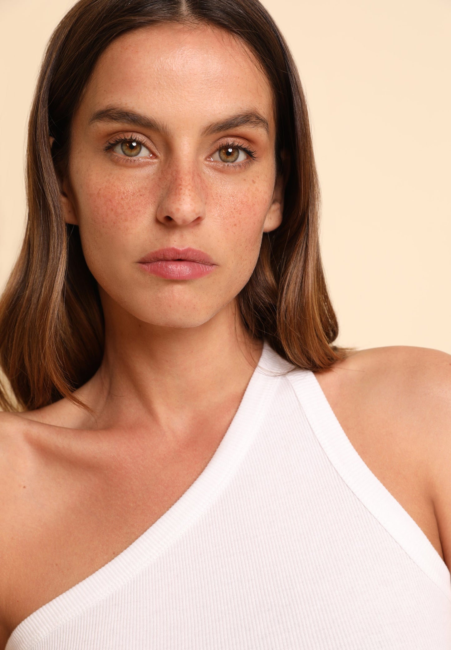 T-SHIRT CANELADA ASSIMÉTRICA