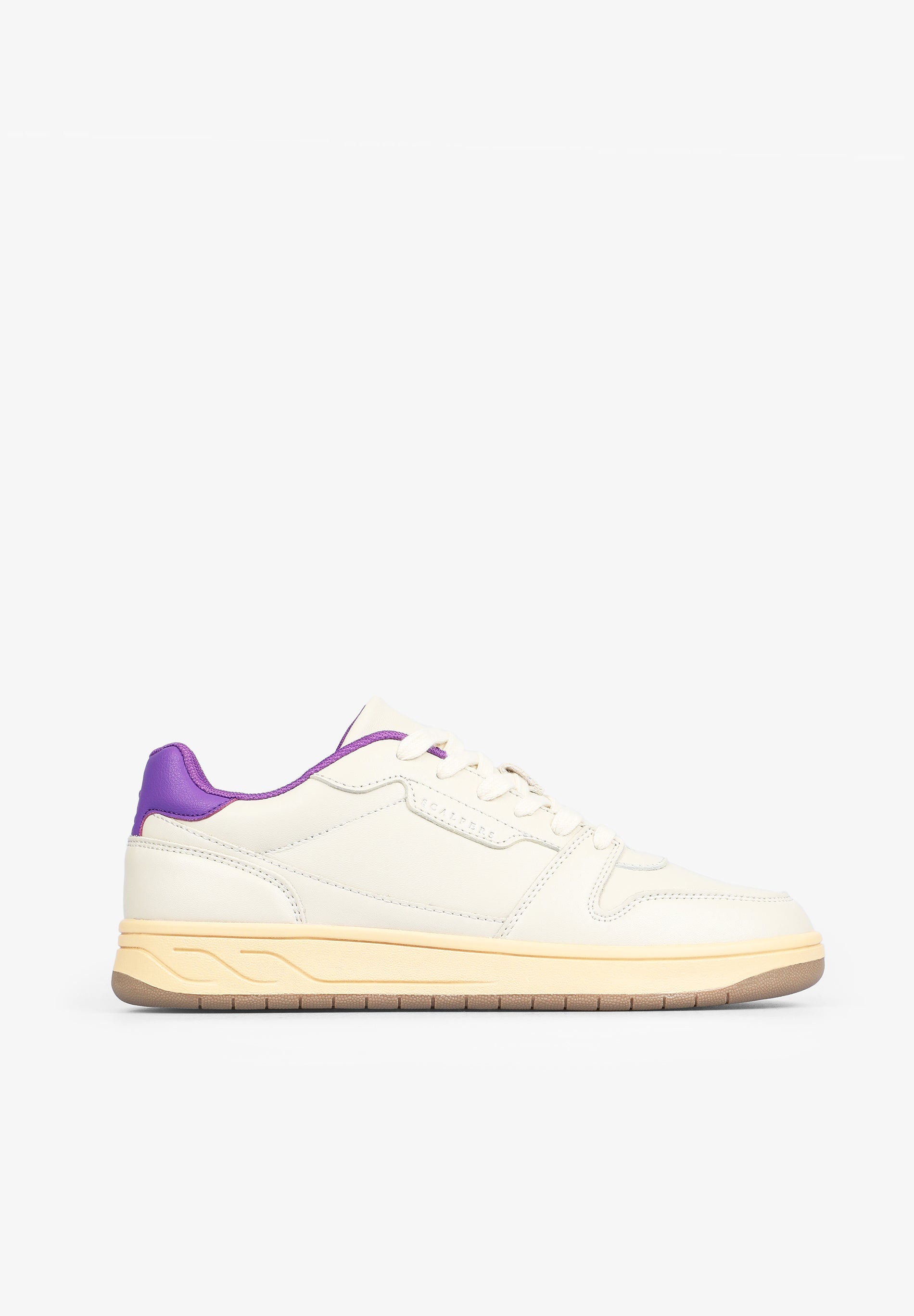 SAPATILHAS COM PORMENOR NO CALCANHAR