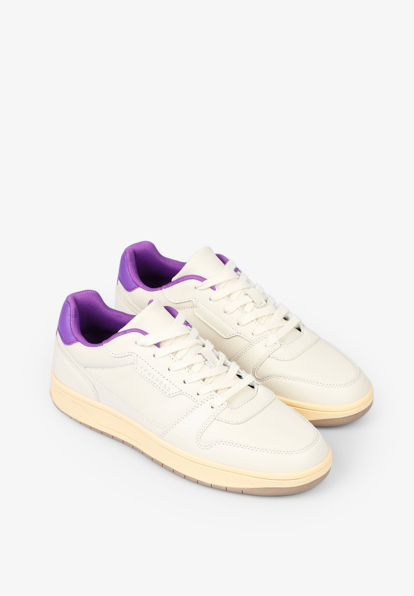 SAPATILHAS COM PORMENOR NO CALCANHAR