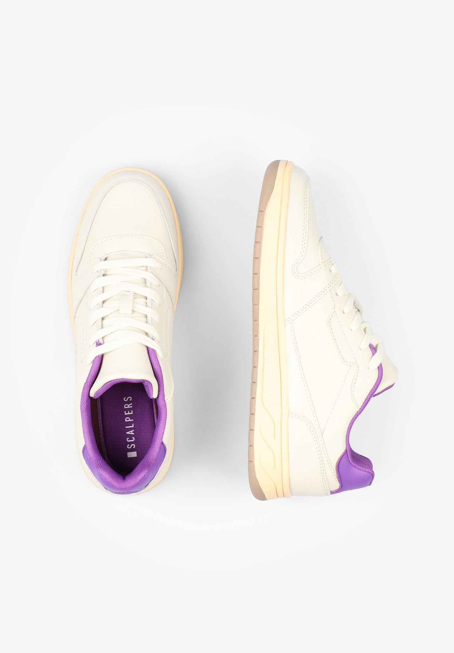 SAPATILHAS COM PORMENOR NO CALCANHAR