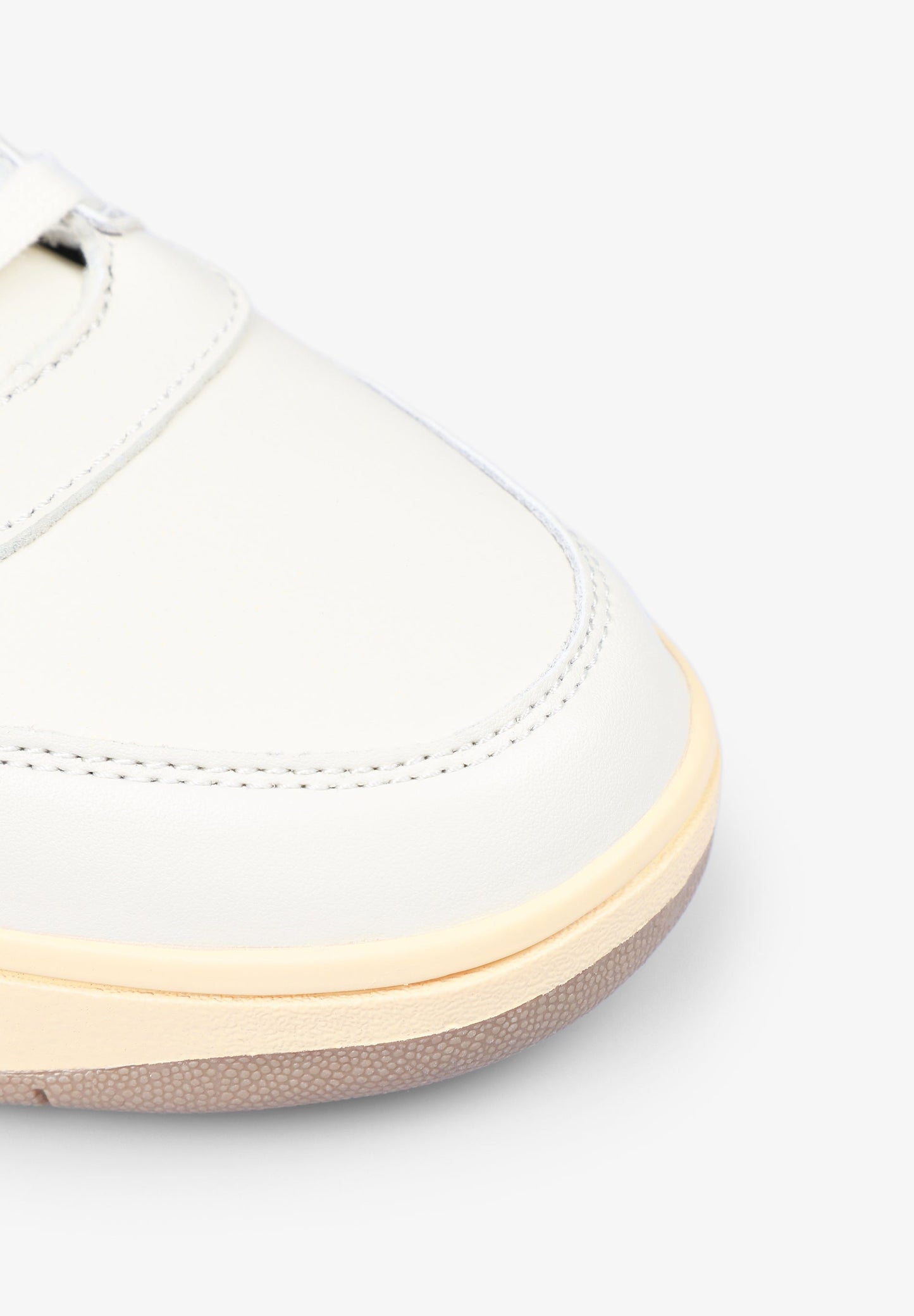 SAPATILHAS COM PORMENOR NO CALCANHAR