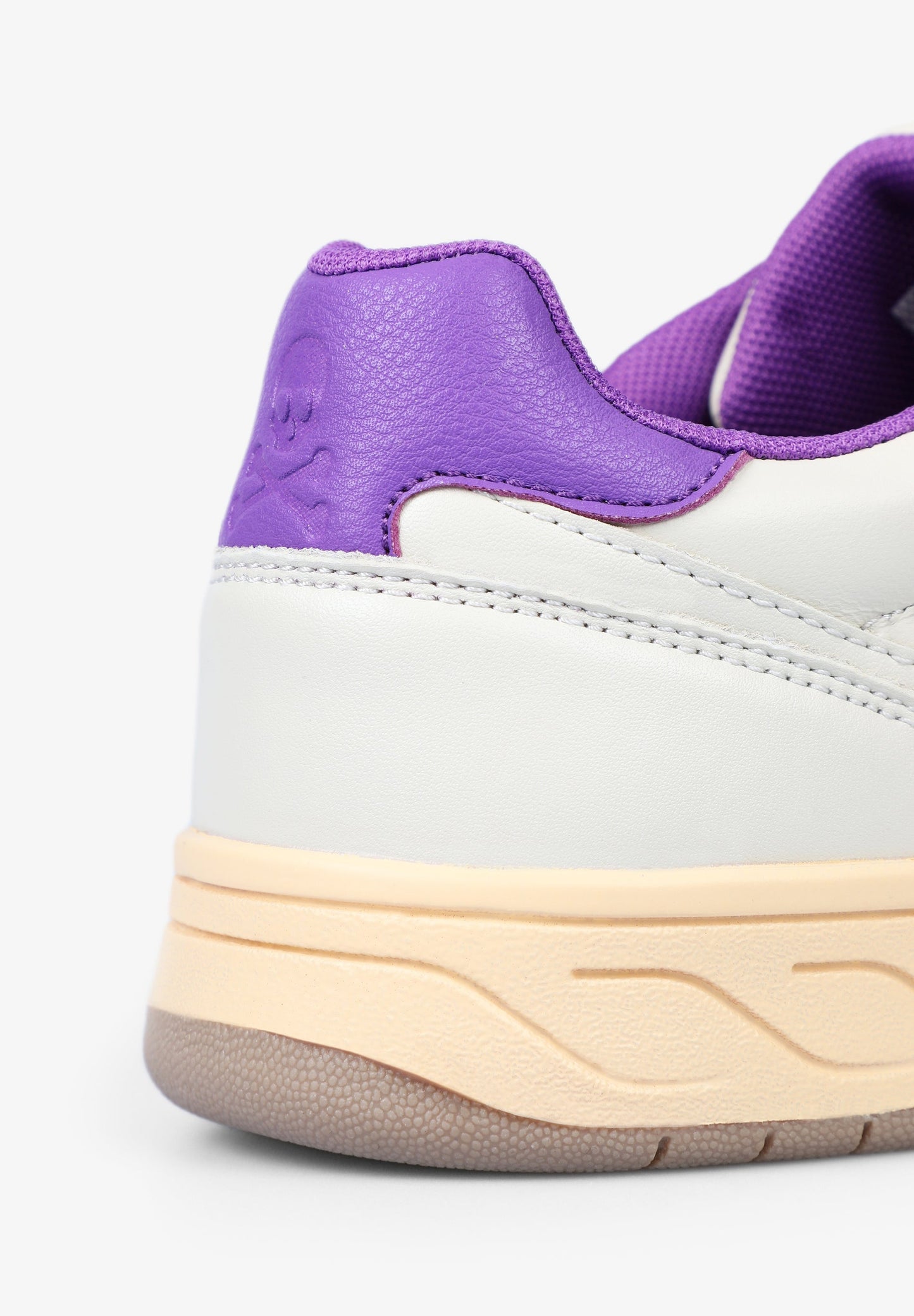 SAPATILHAS COM PORMENOR NO CALCANHAR