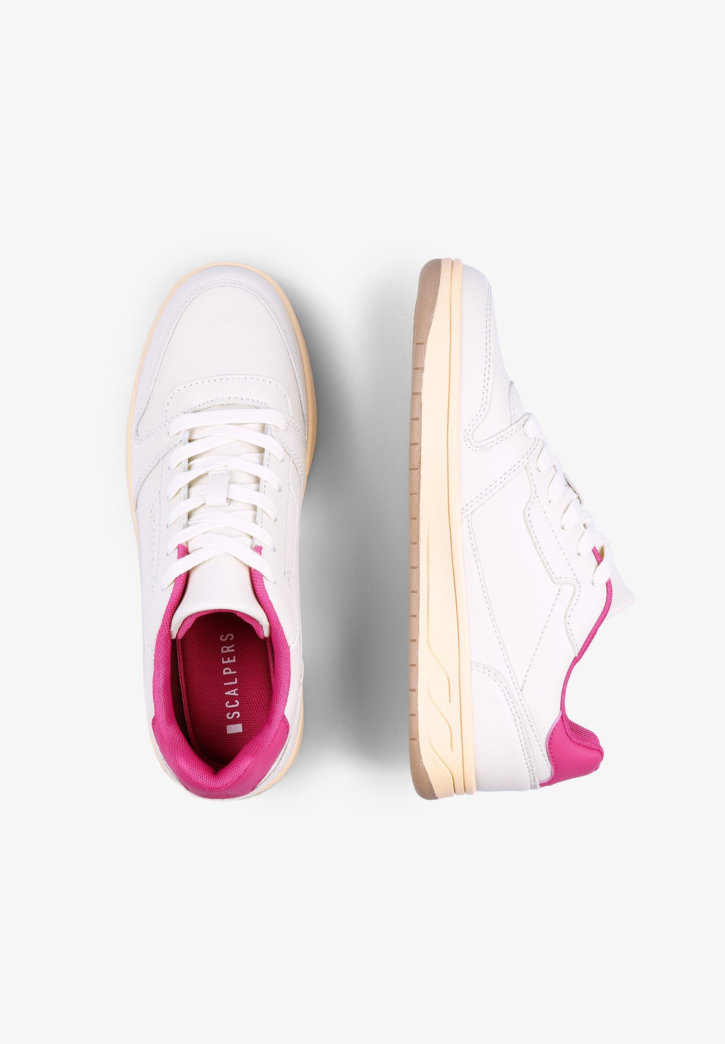 SAPATILHAS COM PORMENOR NO CALCANHAR