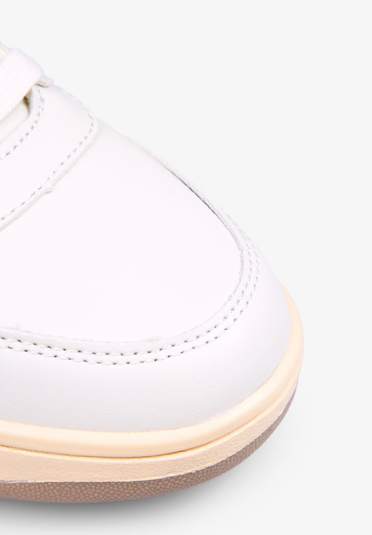 SAPATILHAS COM PORMENOR NO CALCANHAR