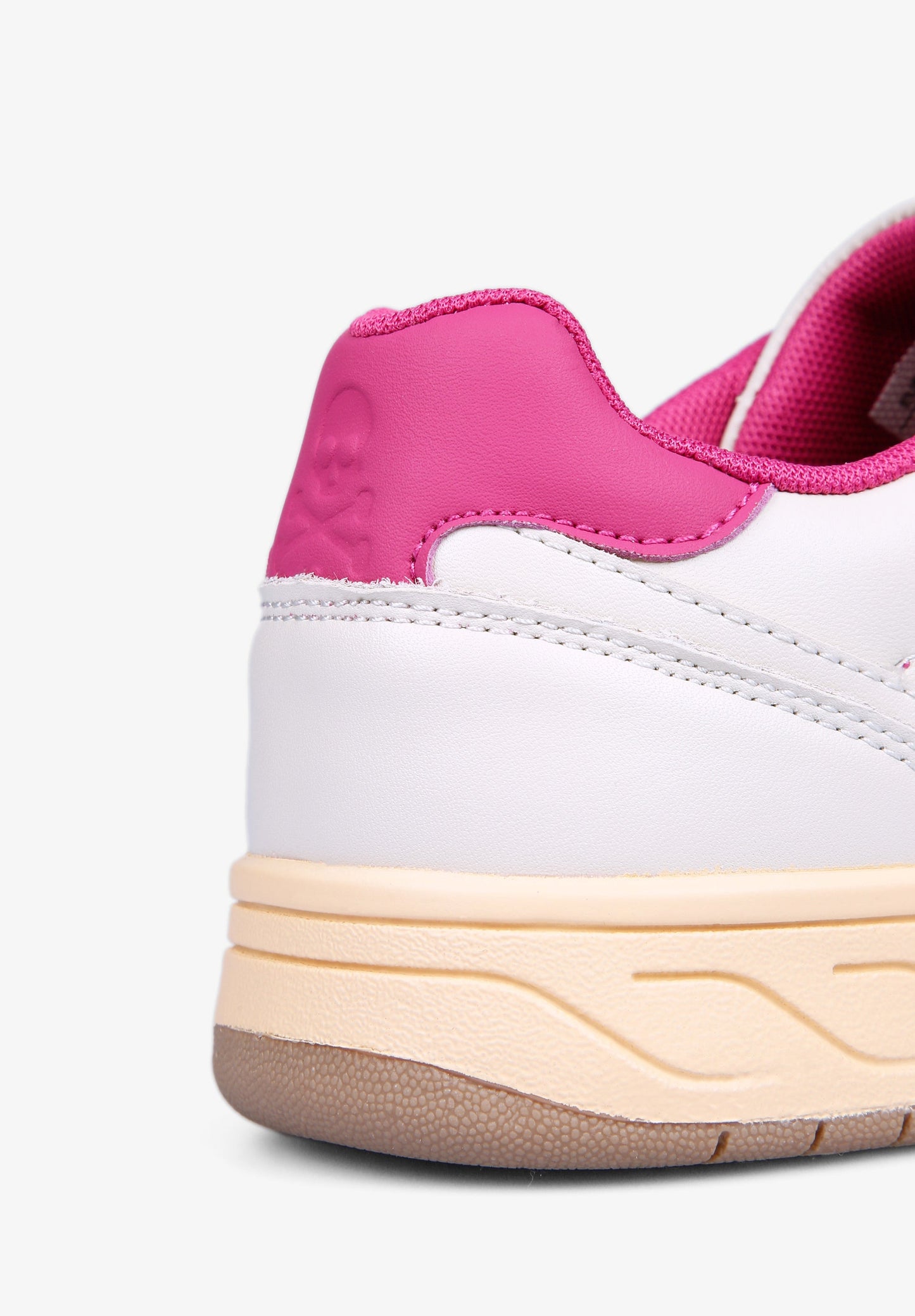 SAPATILHAS COM PORMENOR NO CALCANHAR