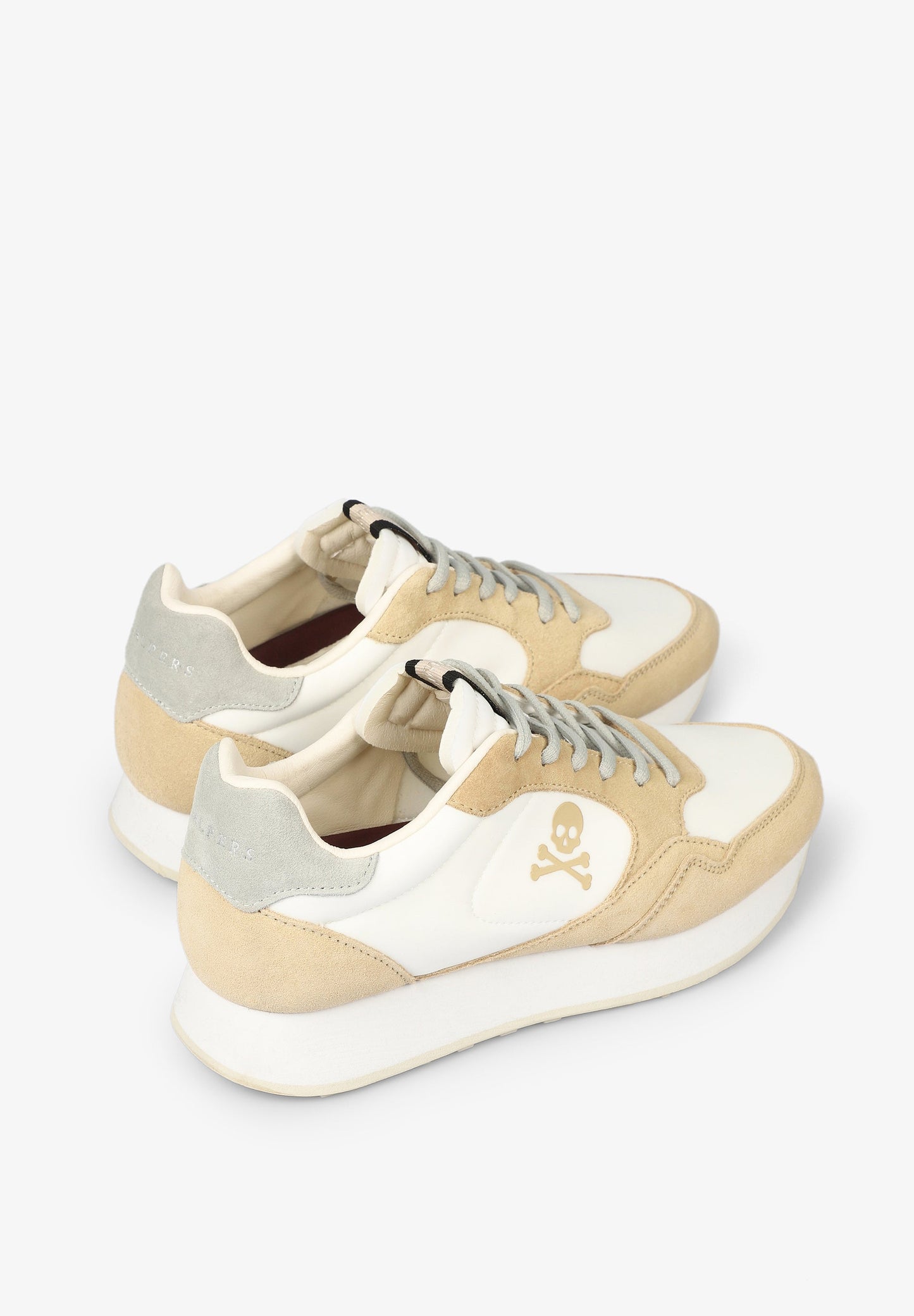 SAPATILHAS METALIZADAS COM SOLA PRONUNCIADA