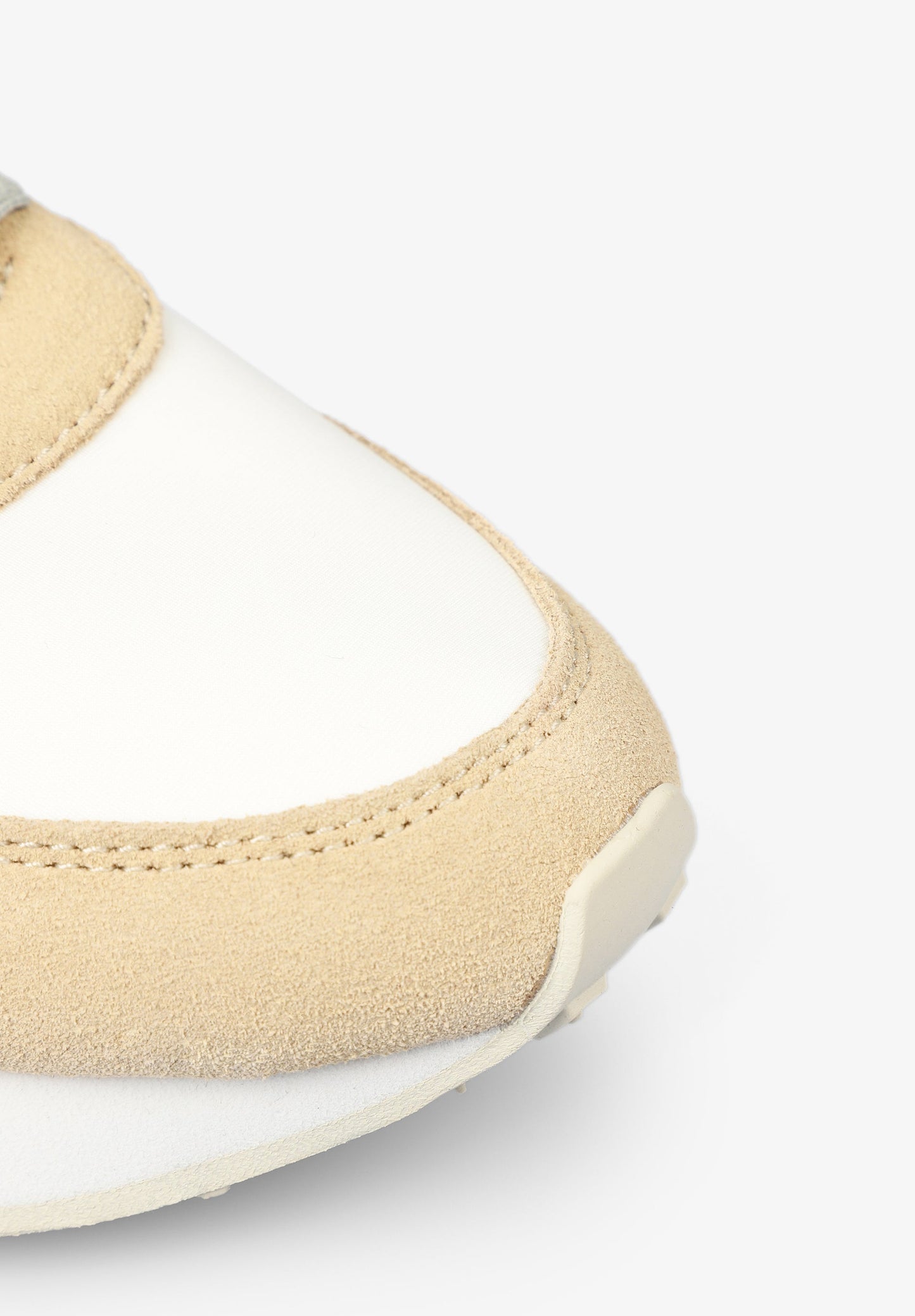 SAPATILHAS METALIZADAS COM SOLA PRONUNCIADA