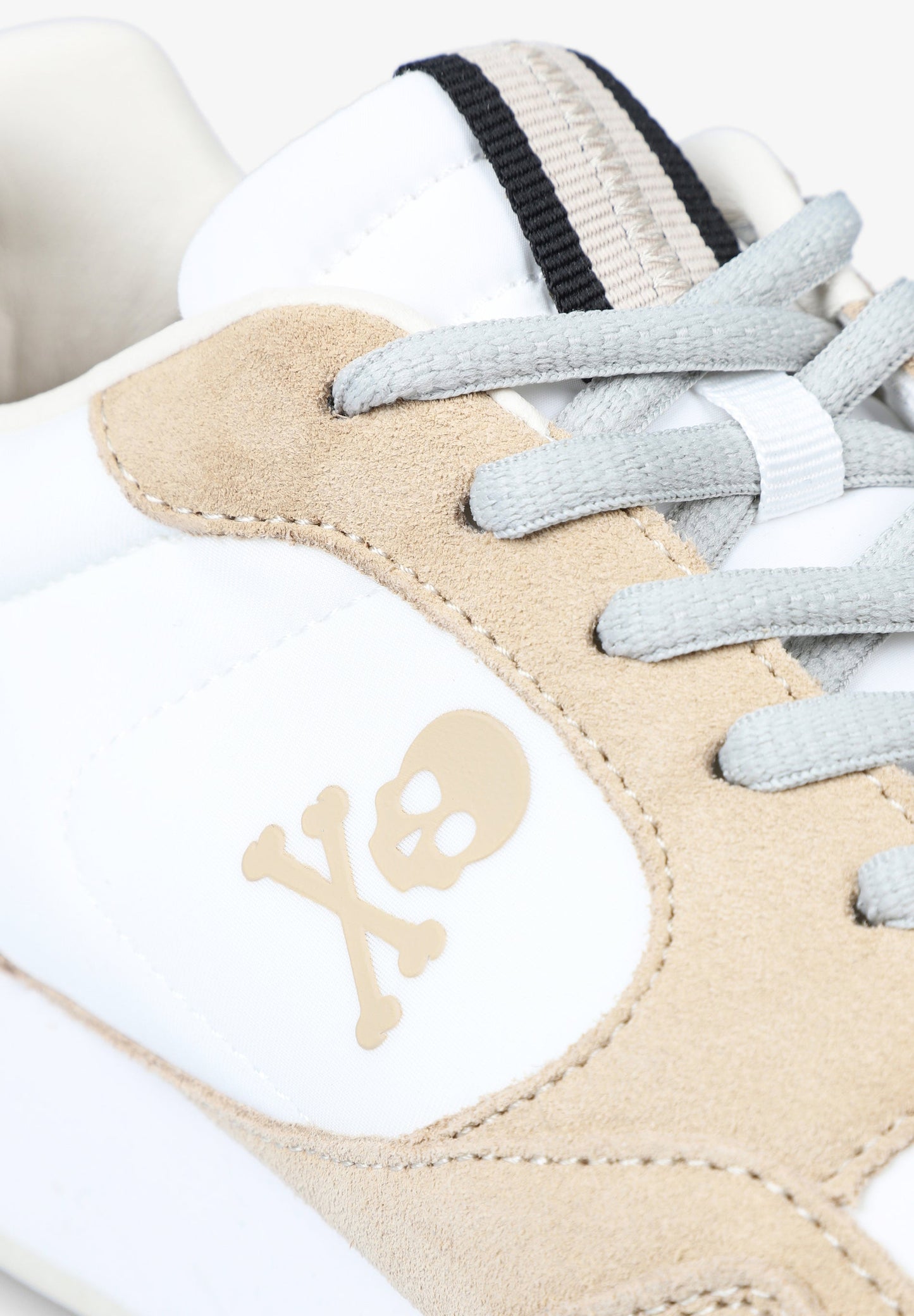 SAPATILHAS METALIZADAS COM SOLA PRONUNCIADA