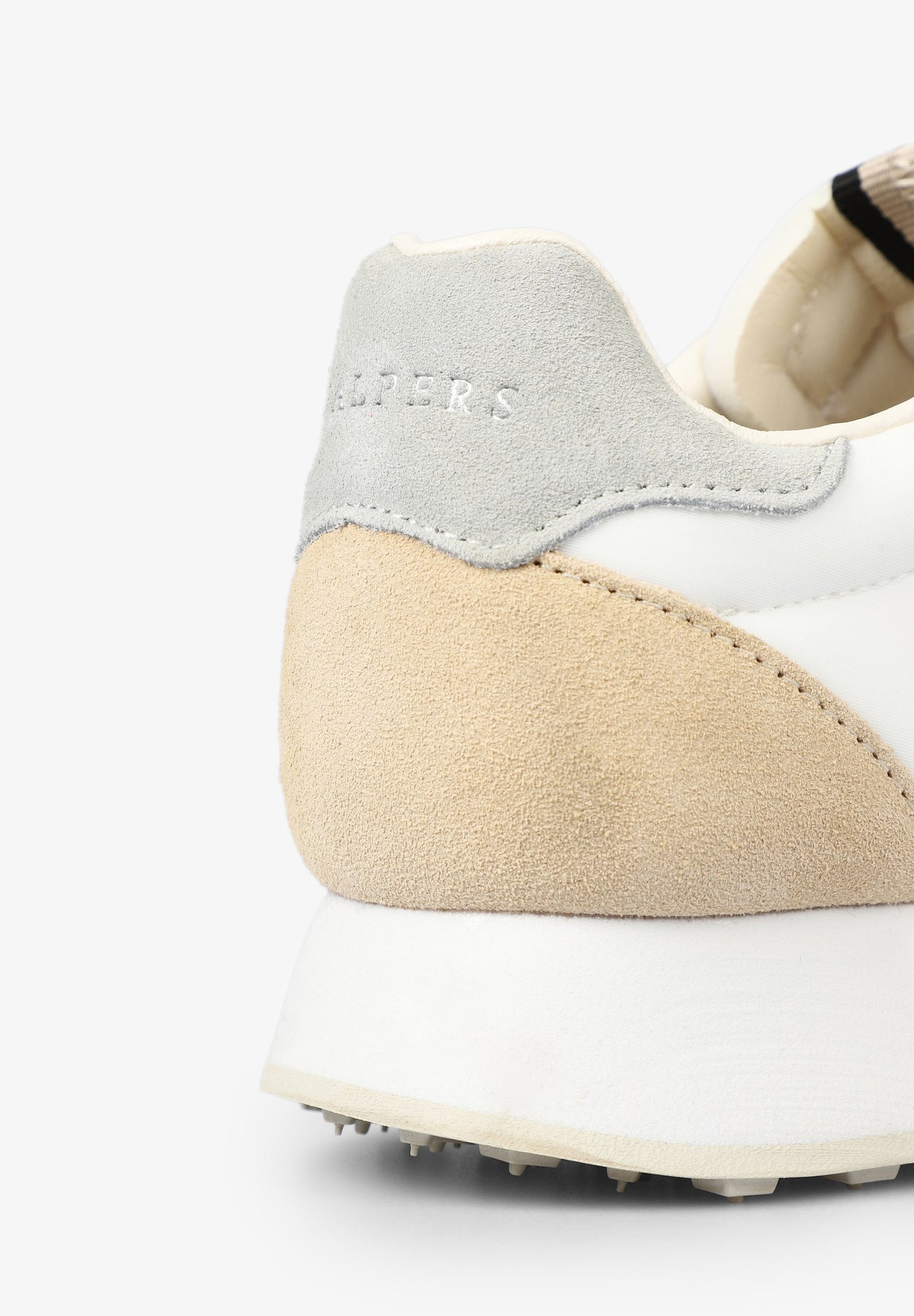 SAPATILHAS METALIZADAS COM SOLA PRONUNCIADA