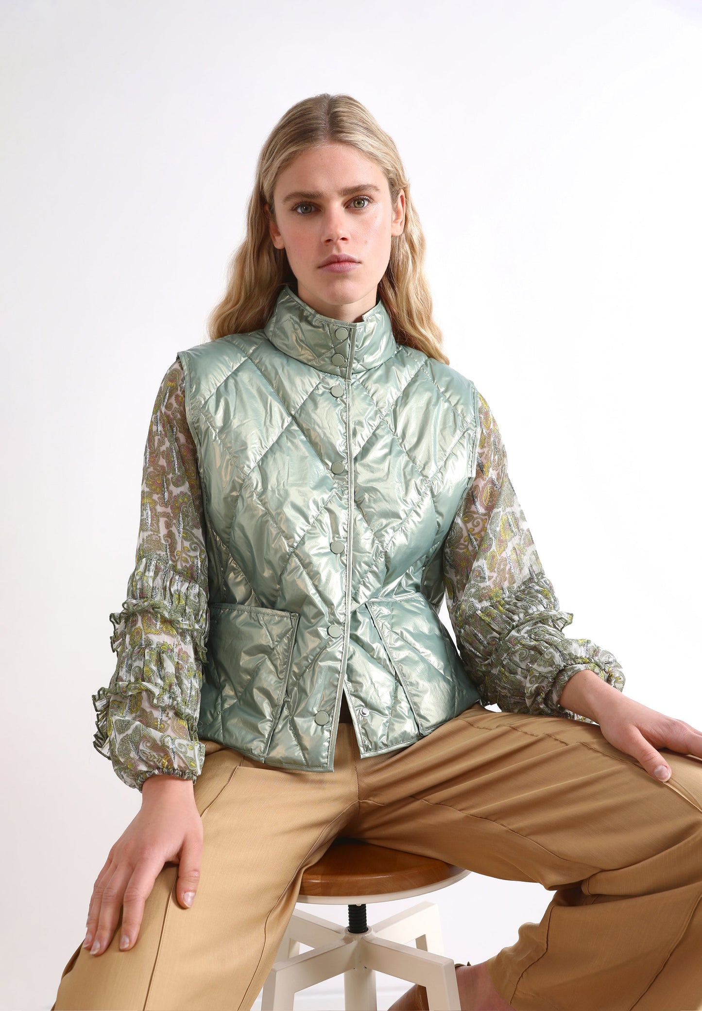 COLETE ACOLCHOADO COM BOLSOS