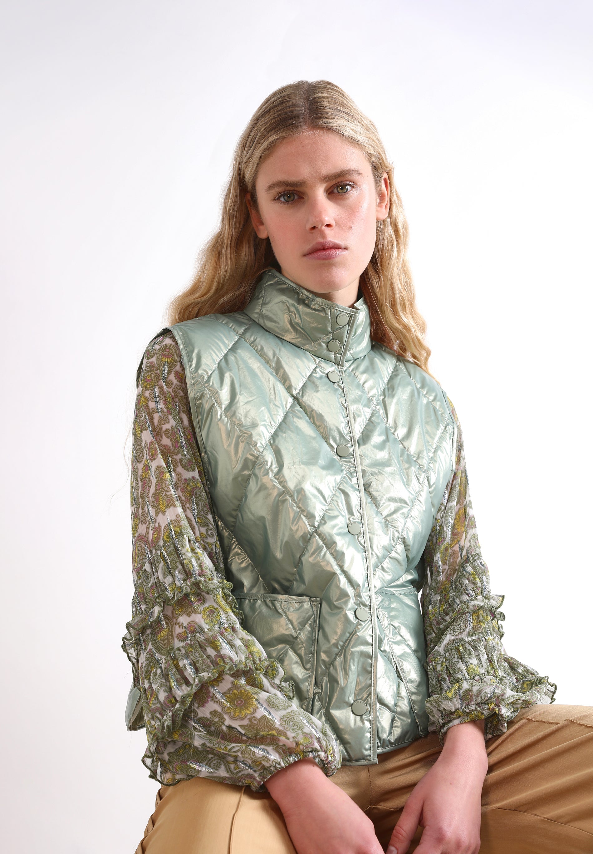 COLETE ACOLCHOADO COM BOLSOS