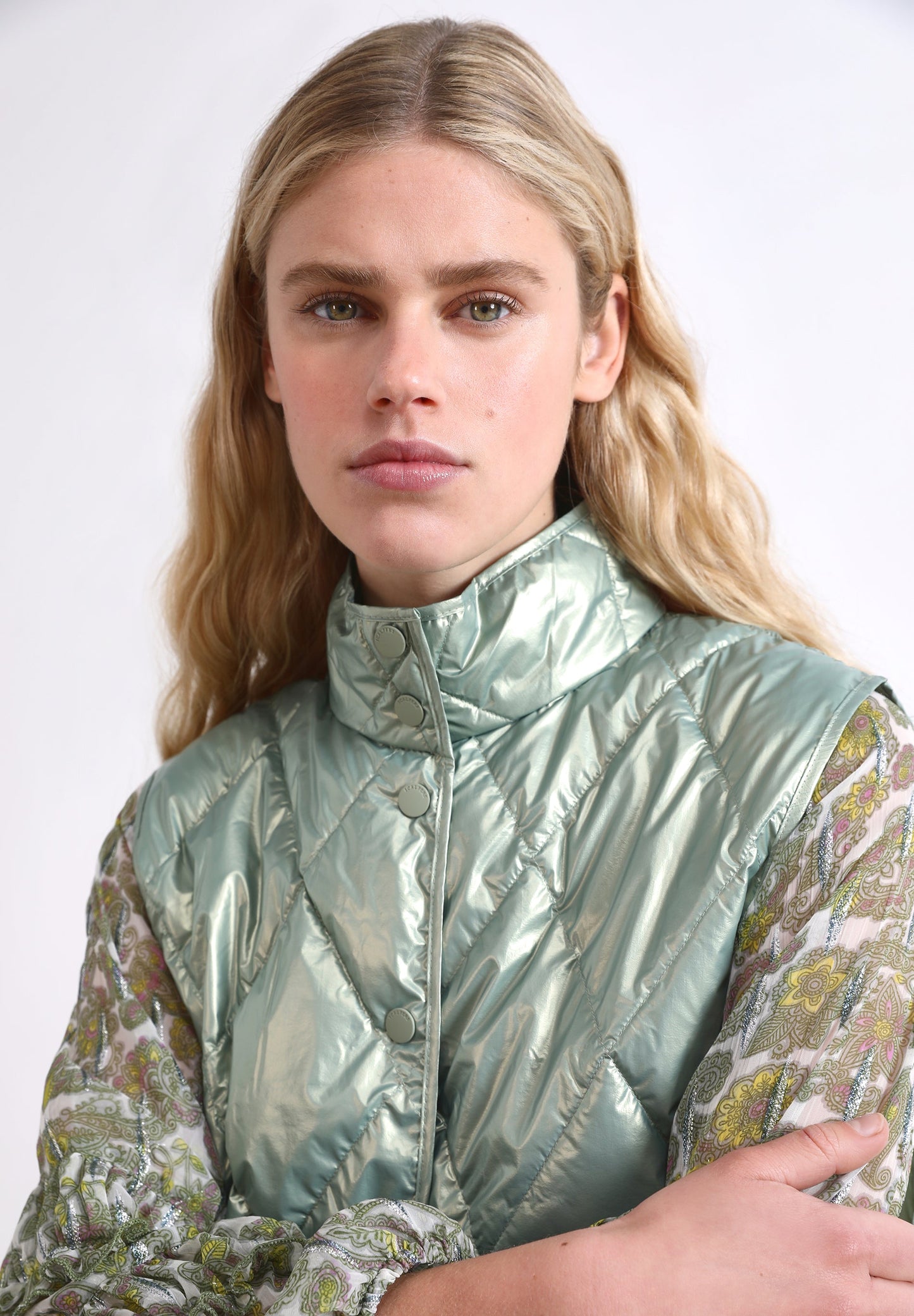 COLETE ACOLCHOADO COM BOLSOS