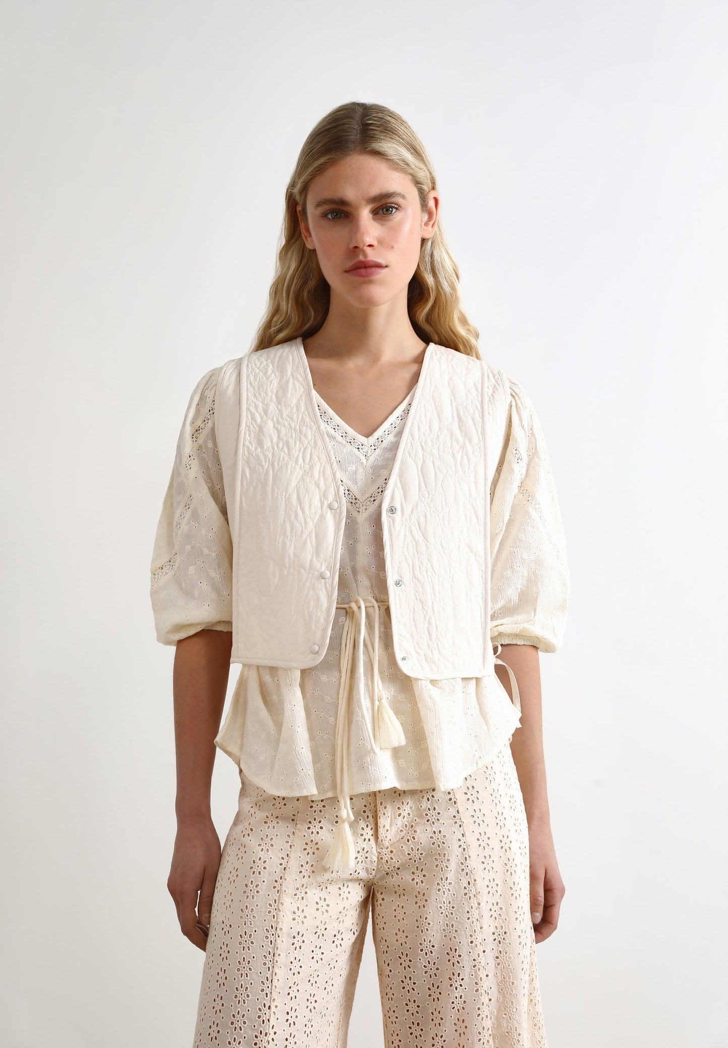 COLETE ACOLCHOADO COM LAÇOS