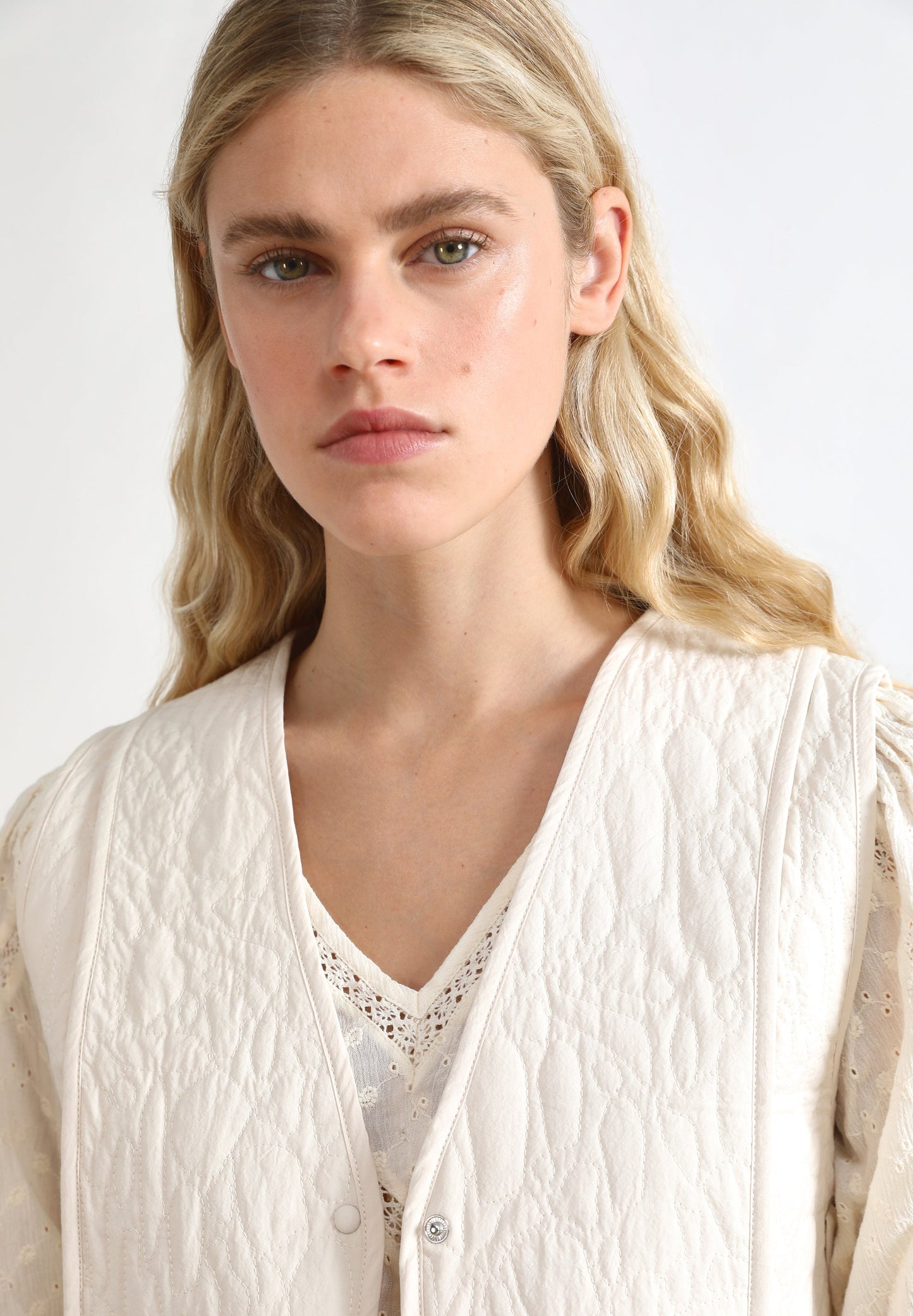 COLETE ACOLCHOADO COM LAÇOS